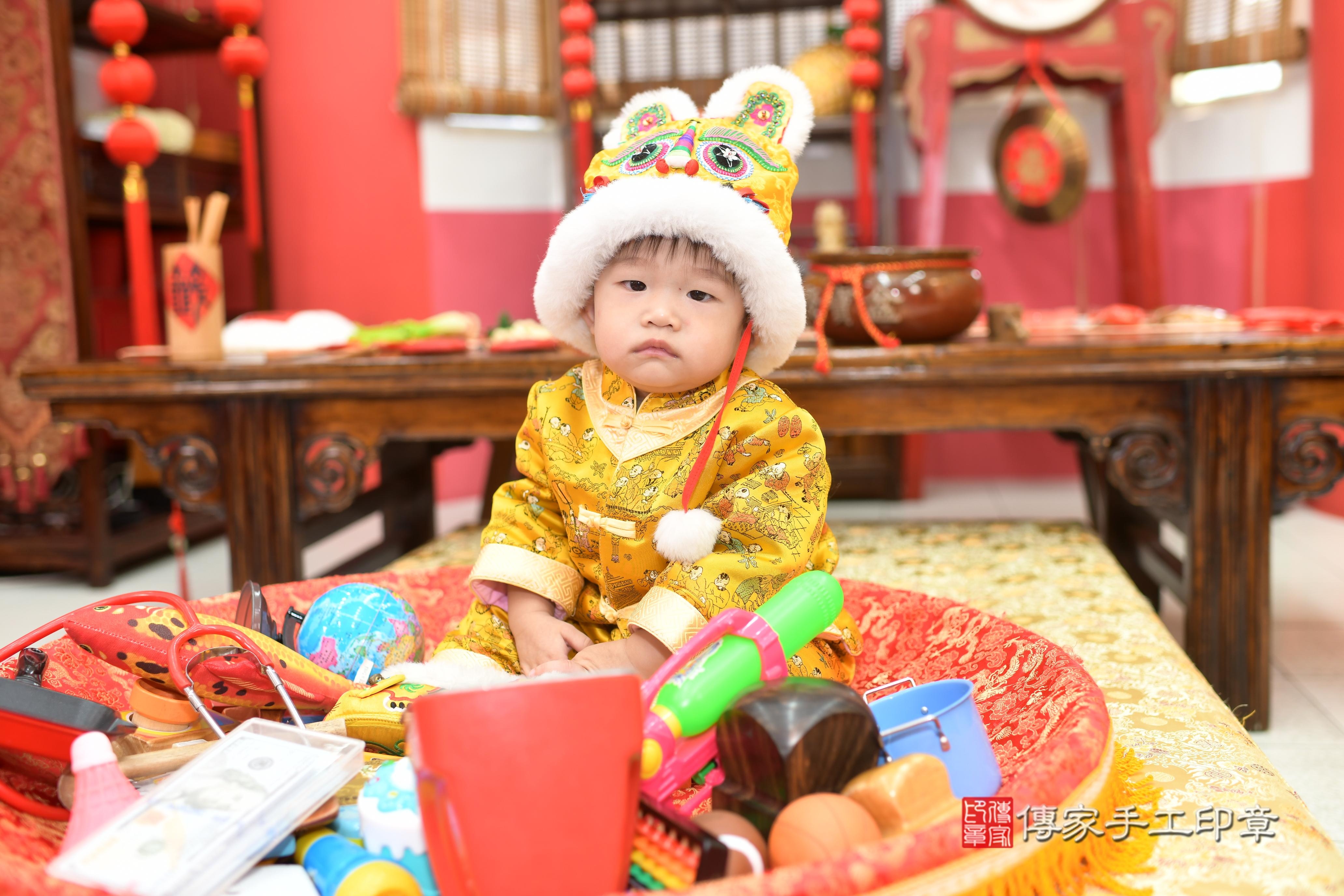 傳家手工印章高雄店、抓周、度脺、中國風會場、傳家嬰兒古禮、吉祥話、抓周道具物品24種、拍照。抓周證書。寶寶抓周、滿周歲、生日快樂、祝福