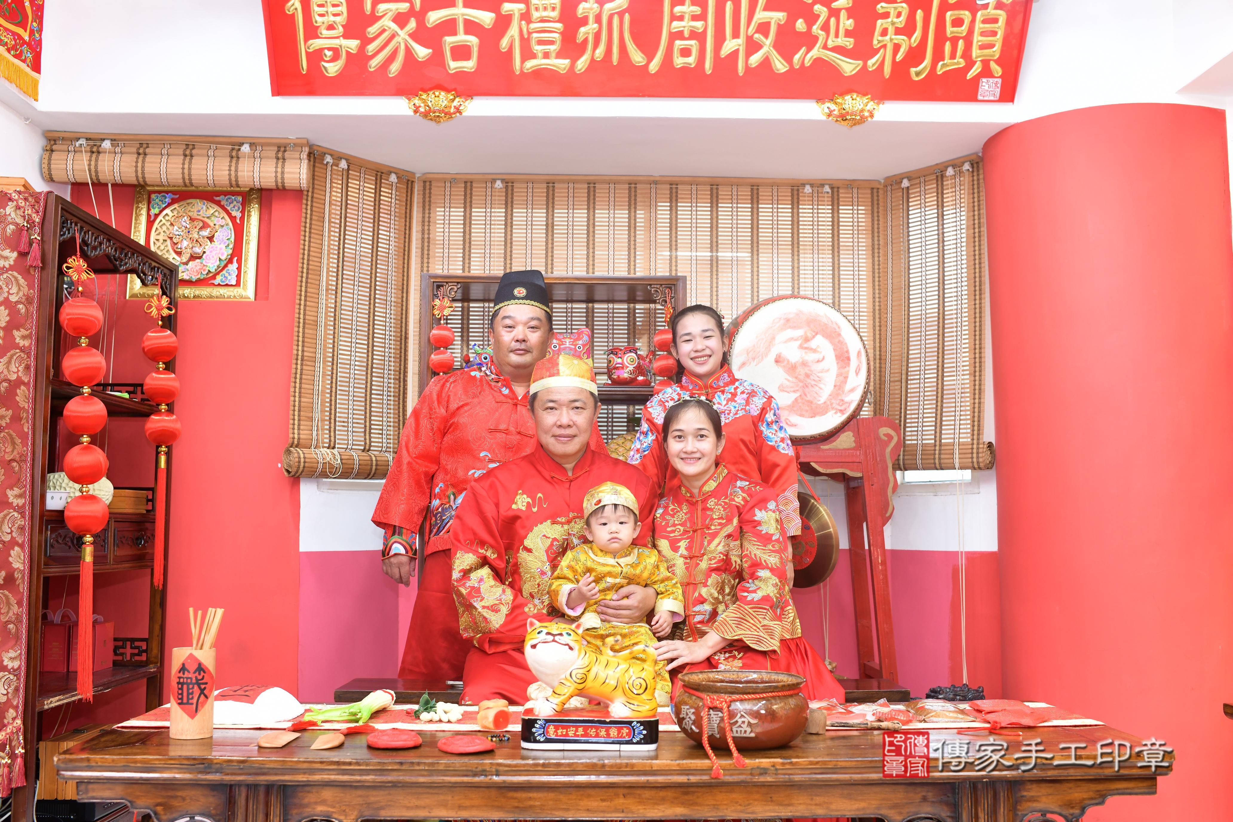 傳家手工印章高雄店、抓周、度脺、中國風會場、傳家嬰兒古禮、吉祥話、抓周道具物品24種、拍照。抓周證書。寶寶抓周、滿周歲、生日快樂、祝福