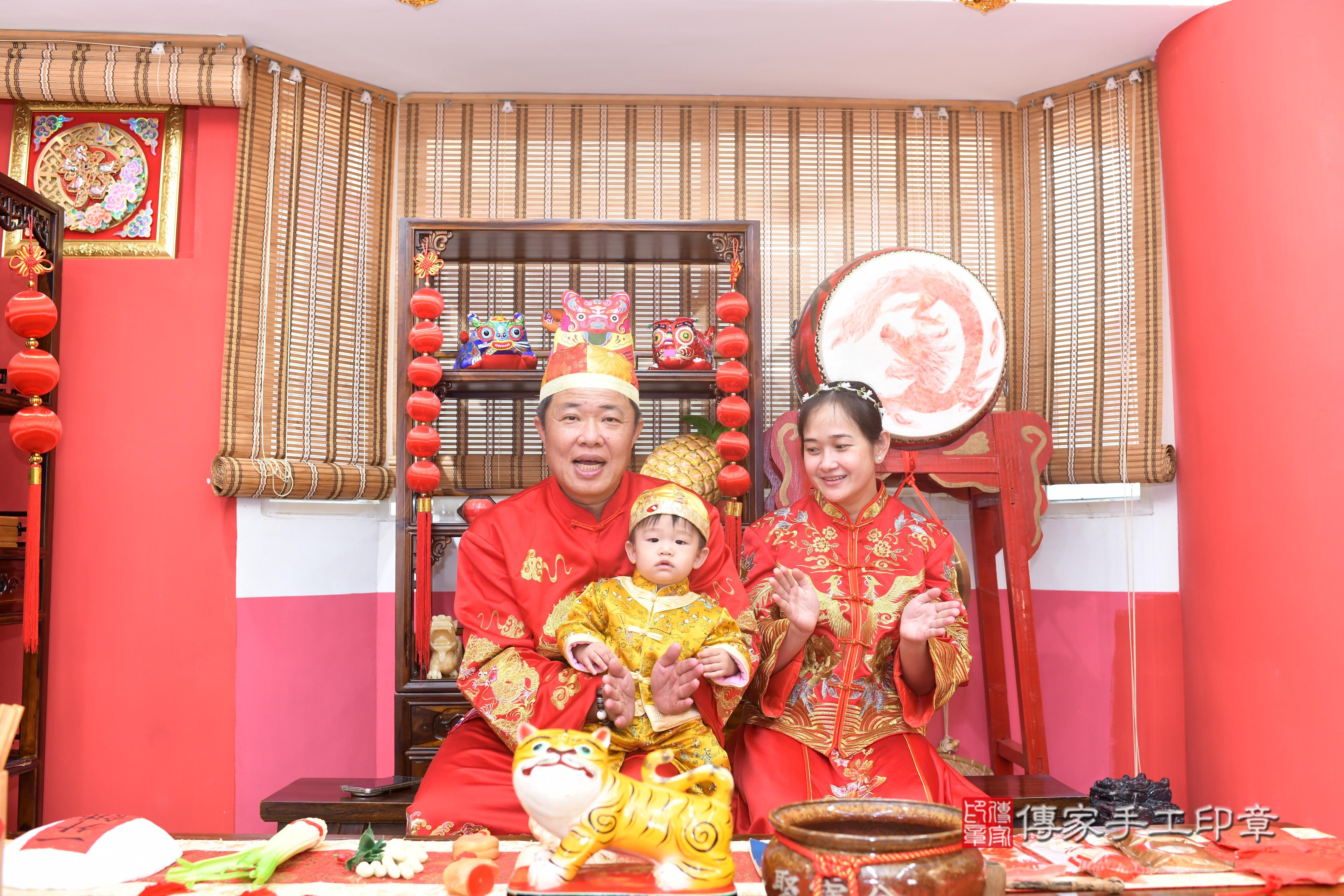 傳家手工印章高雄店、抓周、度脺、中國風會場、傳家嬰兒古禮、吉祥話、抓周道具物品24種、拍照。抓周證書。寶寶抓周、滿周歲、生日快樂、祝福