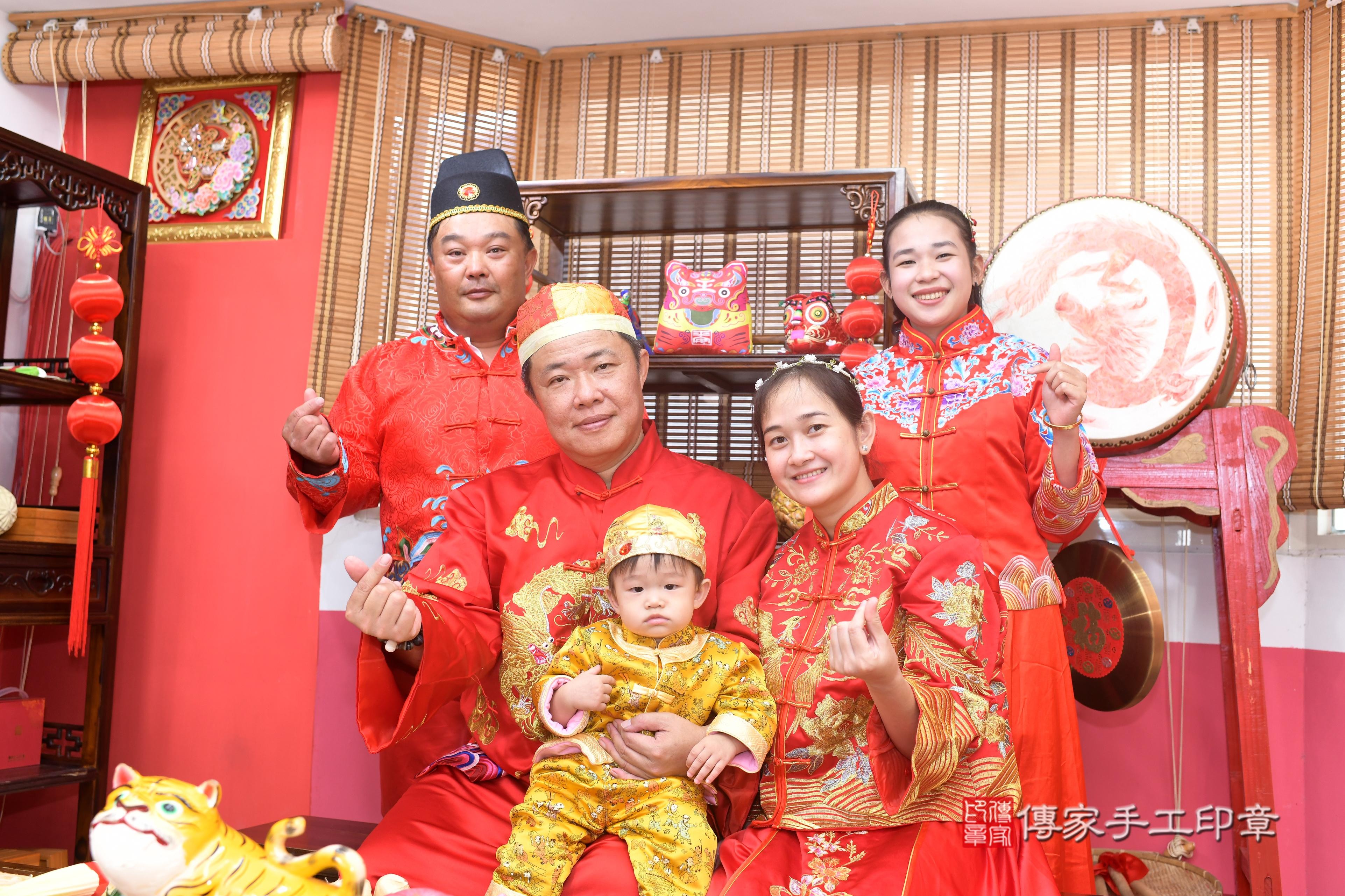 傳家手工印章高雄店、抓周、度脺、中國風會場、傳家嬰兒古禮、吉祥話、抓周道具物品24種、拍照。抓周證書。寶寶抓周、滿周歲、生日快樂、祝福