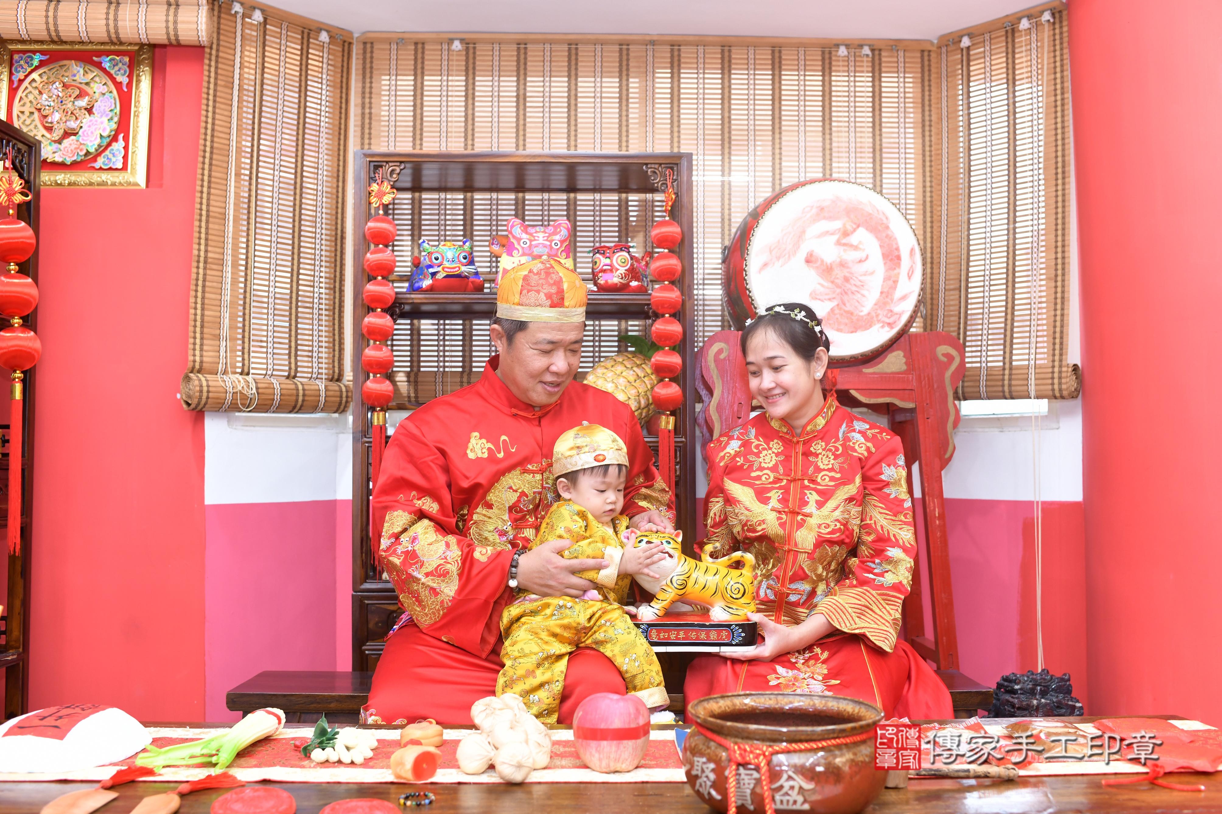 傳家手工印章高雄店、抓周、度脺、中國風會場、傳家嬰兒古禮、吉祥話、抓周道具物品24種、拍照。抓周證書。寶寶抓周、滿周歲、生日快樂、祝福