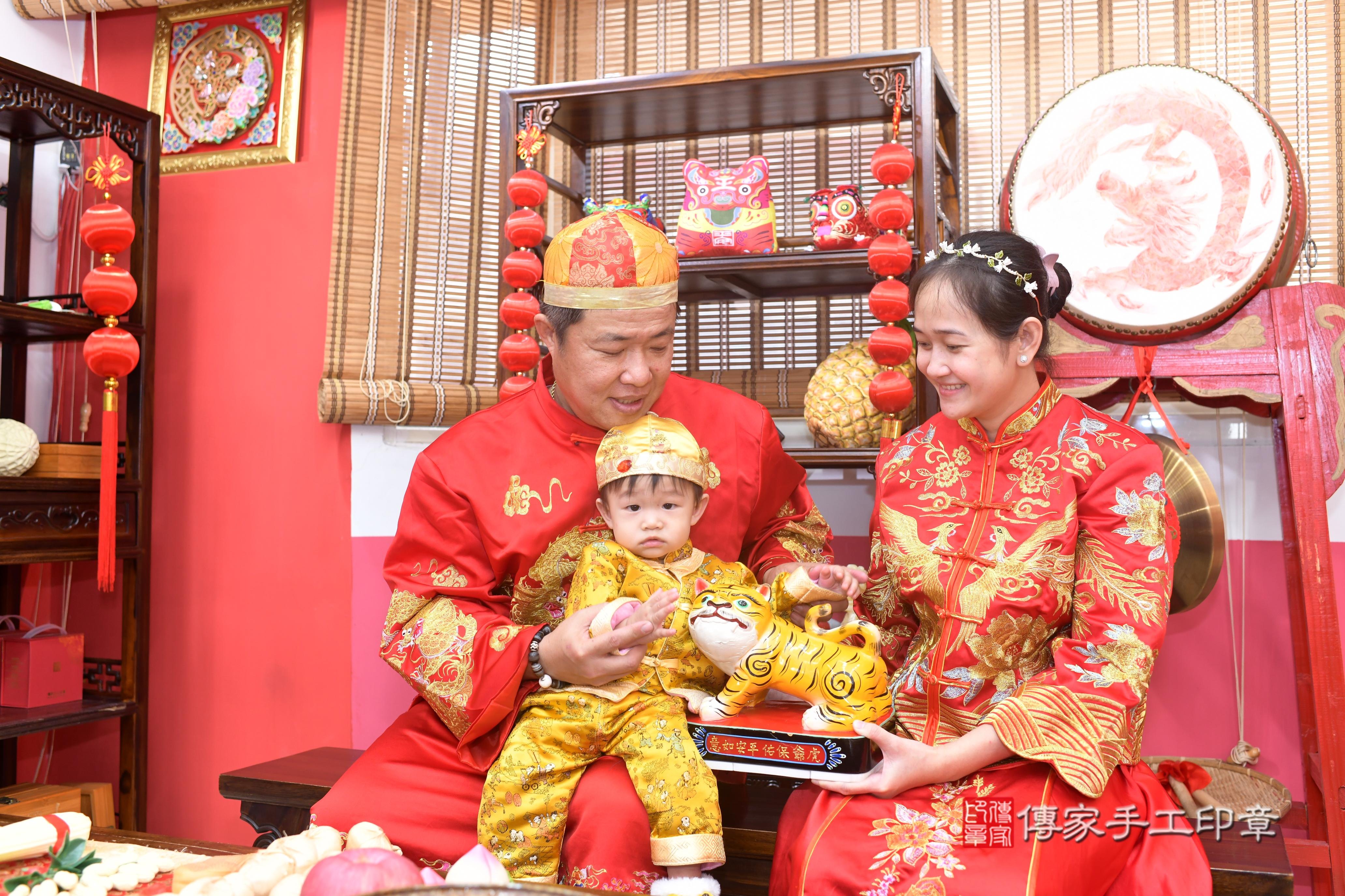 傳家手工印章高雄店、抓周、度脺、中國風會場、傳家嬰兒古禮、吉祥話、抓周道具物品24種、拍照。抓周證書。寶寶抓周、滿周歲、生日快樂、祝福