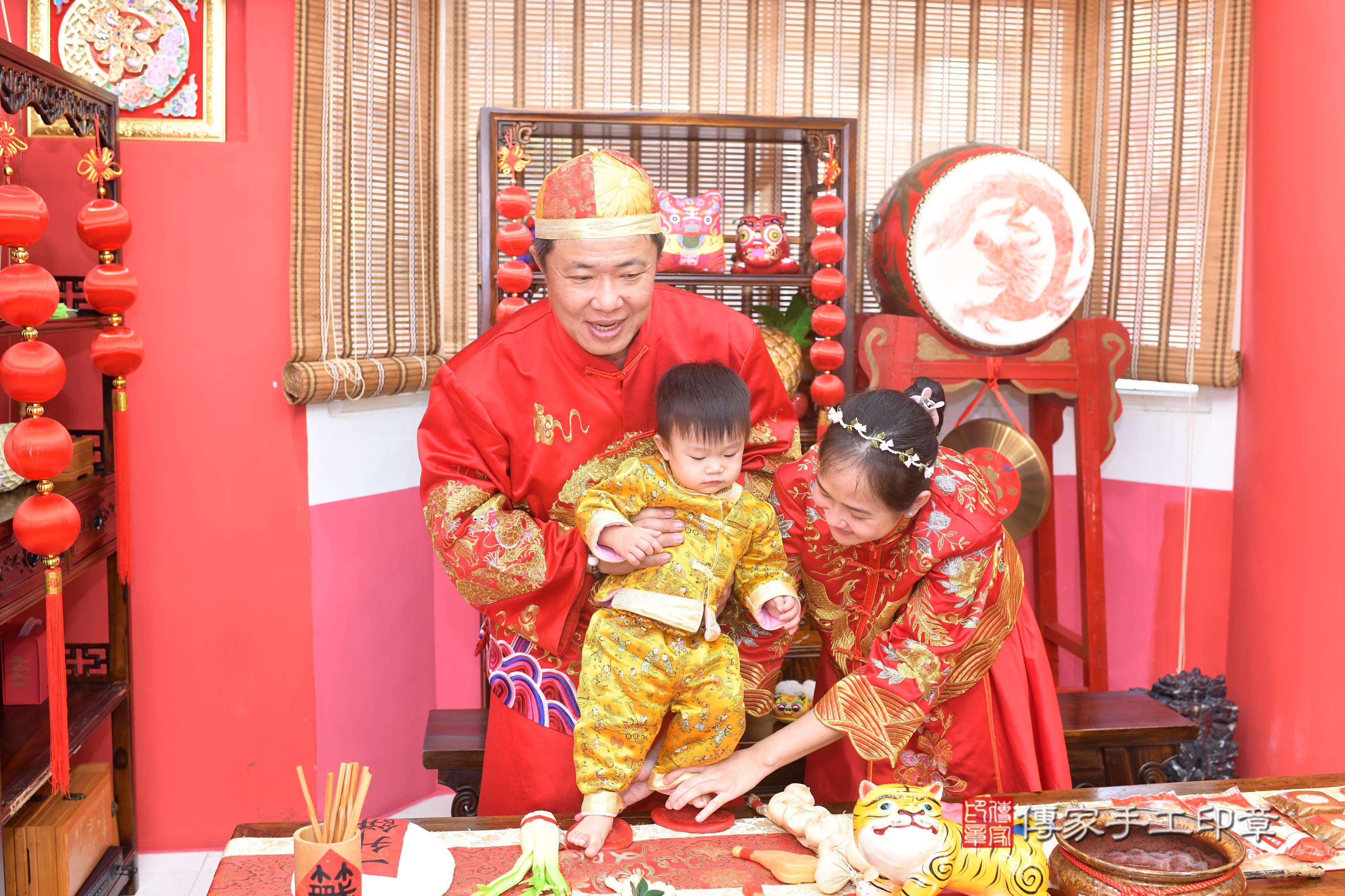 傳家手工印章高雄店、抓周、度脺、中國風會場、傳家嬰兒古禮、吉祥話、抓周道具物品24種、拍照。抓周證書。寶寶抓周、滿周歲、生日快樂、祝福