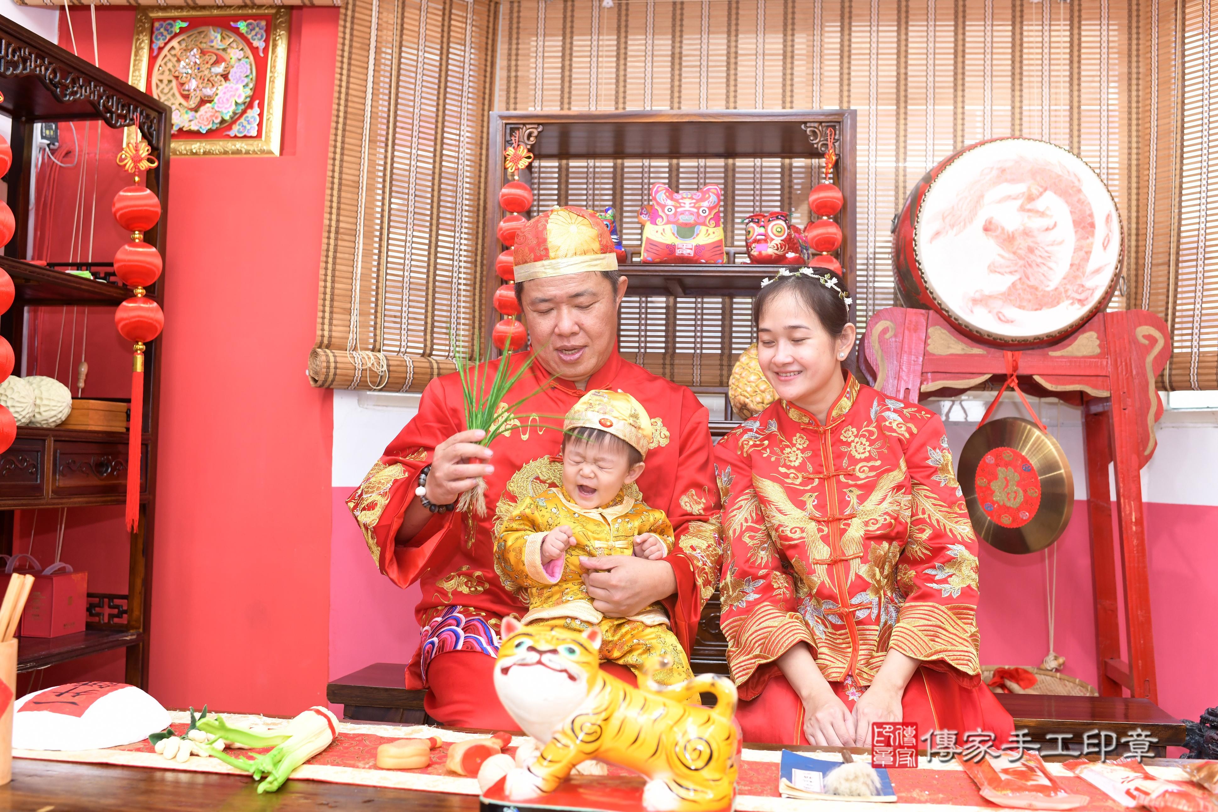 傳家手工印章高雄店、抓周、度脺、中國風會場、傳家嬰兒古禮、吉祥話、抓周道具物品24種、拍照。抓周證書。寶寶抓周、滿周歲、生日快樂、祝福
