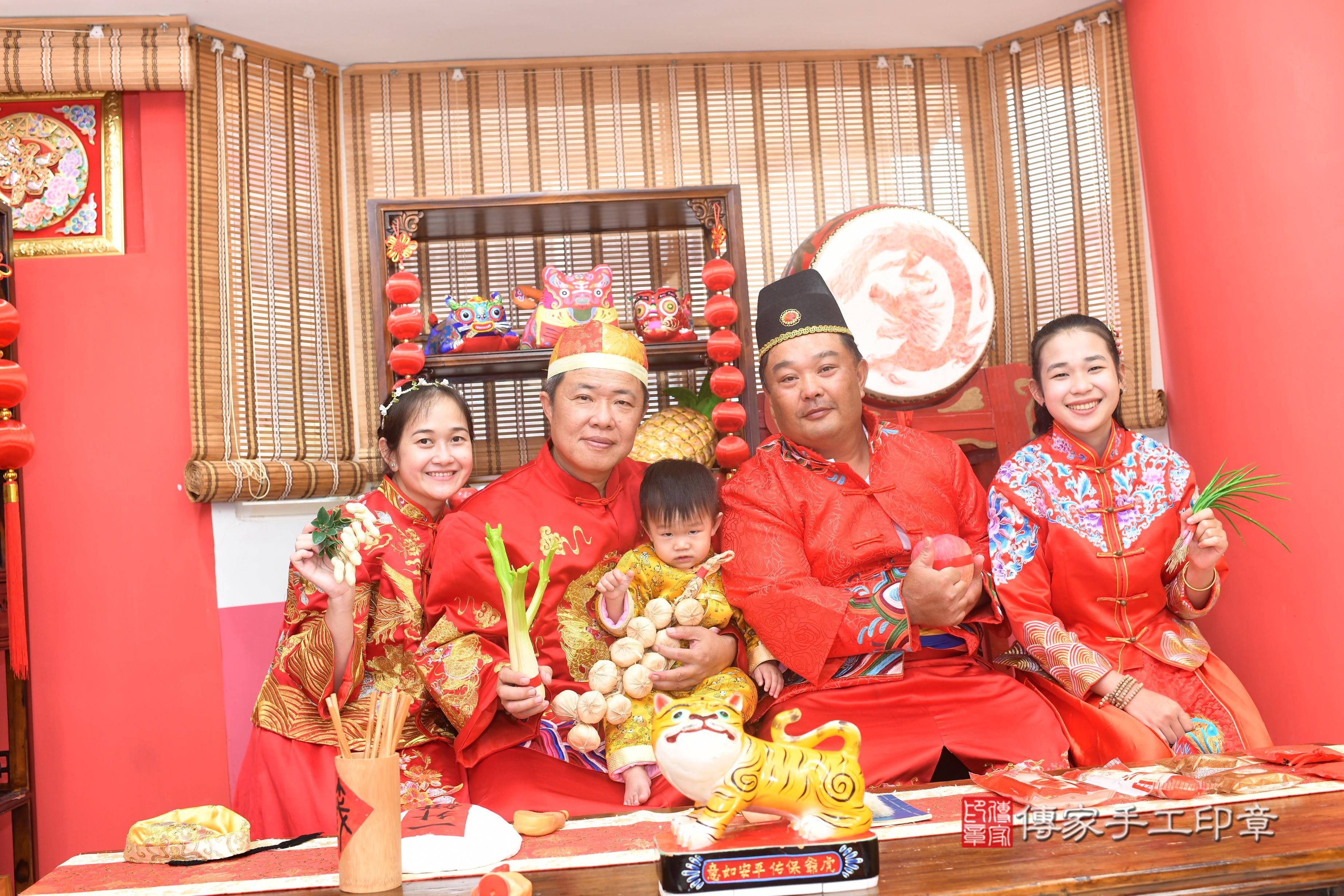 傳家手工印章高雄店、抓周、度脺、中國風會場、傳家嬰兒古禮、吉祥話、抓周道具物品24種、拍照。抓周證書。寶寶抓周、滿周歲、生日快樂、祝福