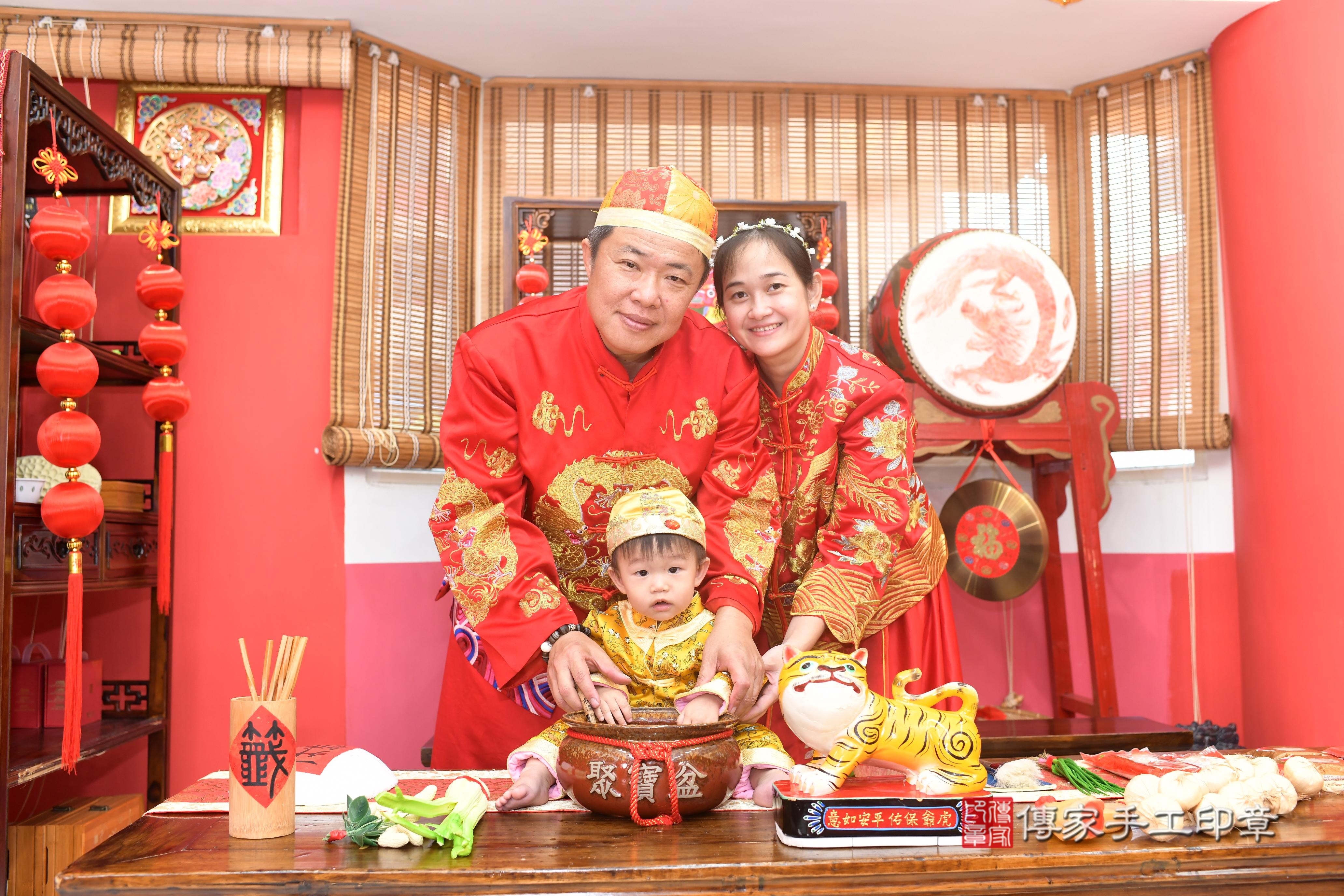 傳家手工印章高雄店、抓周、度脺、中國風會場、傳家嬰兒古禮、吉祥話、抓周道具物品24種、拍照。抓周證書。寶寶抓周、滿周歲、生日快樂、祝福