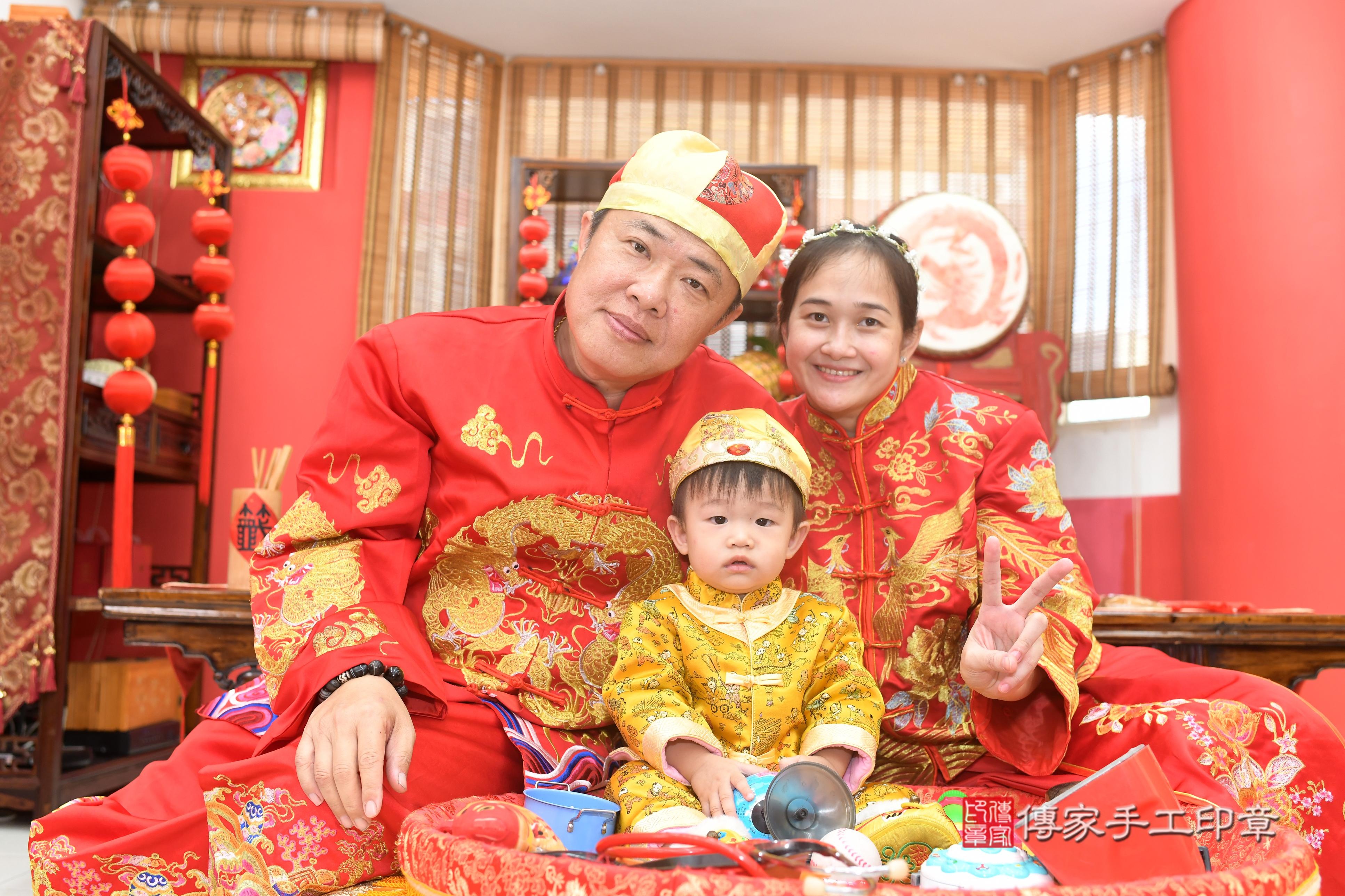 傳家手工印章高雄店、抓周、度脺、中國風會場、傳家嬰兒古禮、吉祥話、抓周道具物品24種、拍照。抓周證書。寶寶抓周、滿周歲、生日快樂、祝福