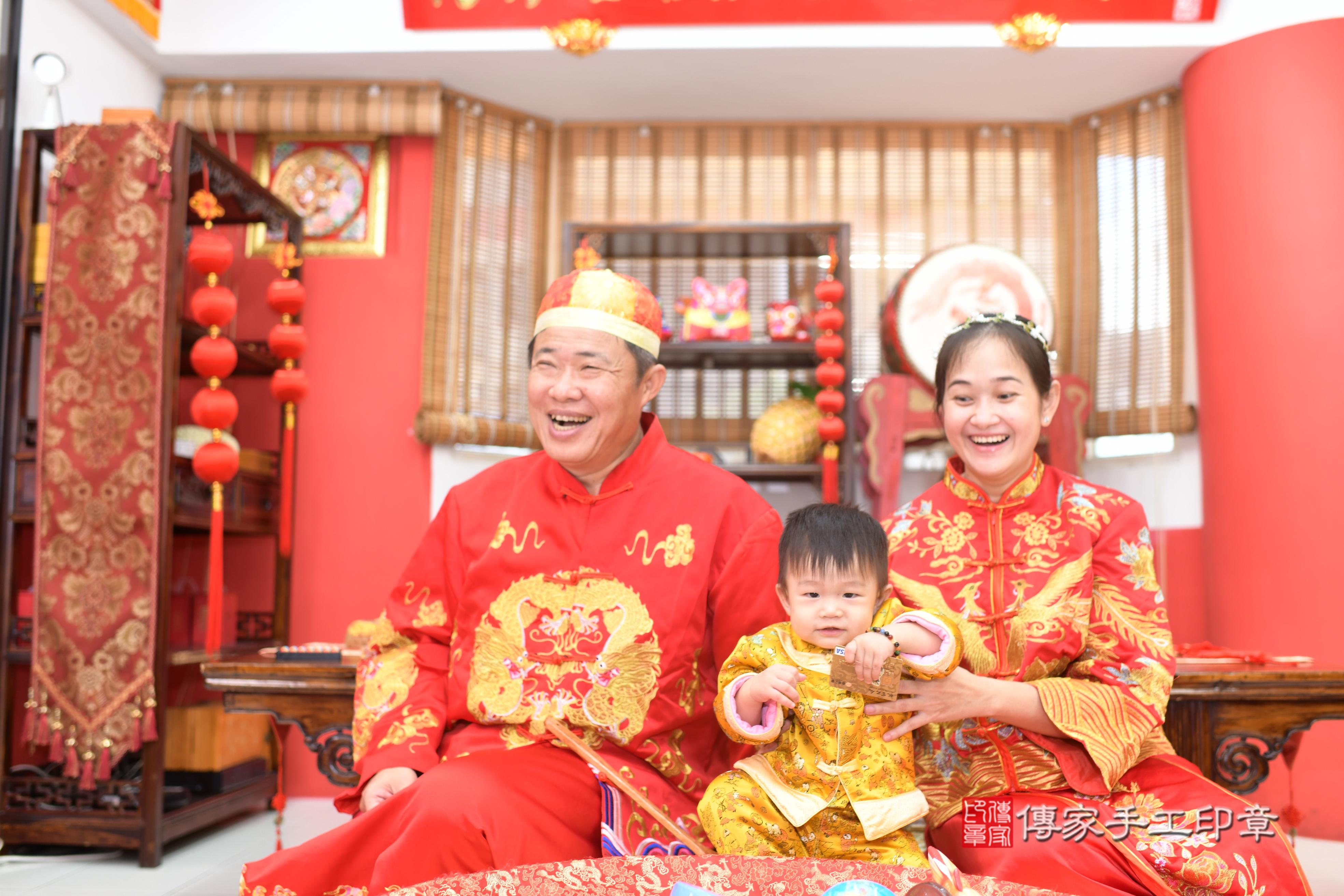 傳家手工印章高雄店、抓周、度脺、中國風會場、傳家嬰兒古禮、吉祥話、抓周道具物品24種、拍照。抓周證書。寶寶抓周、滿周歲、生日快樂、祝福