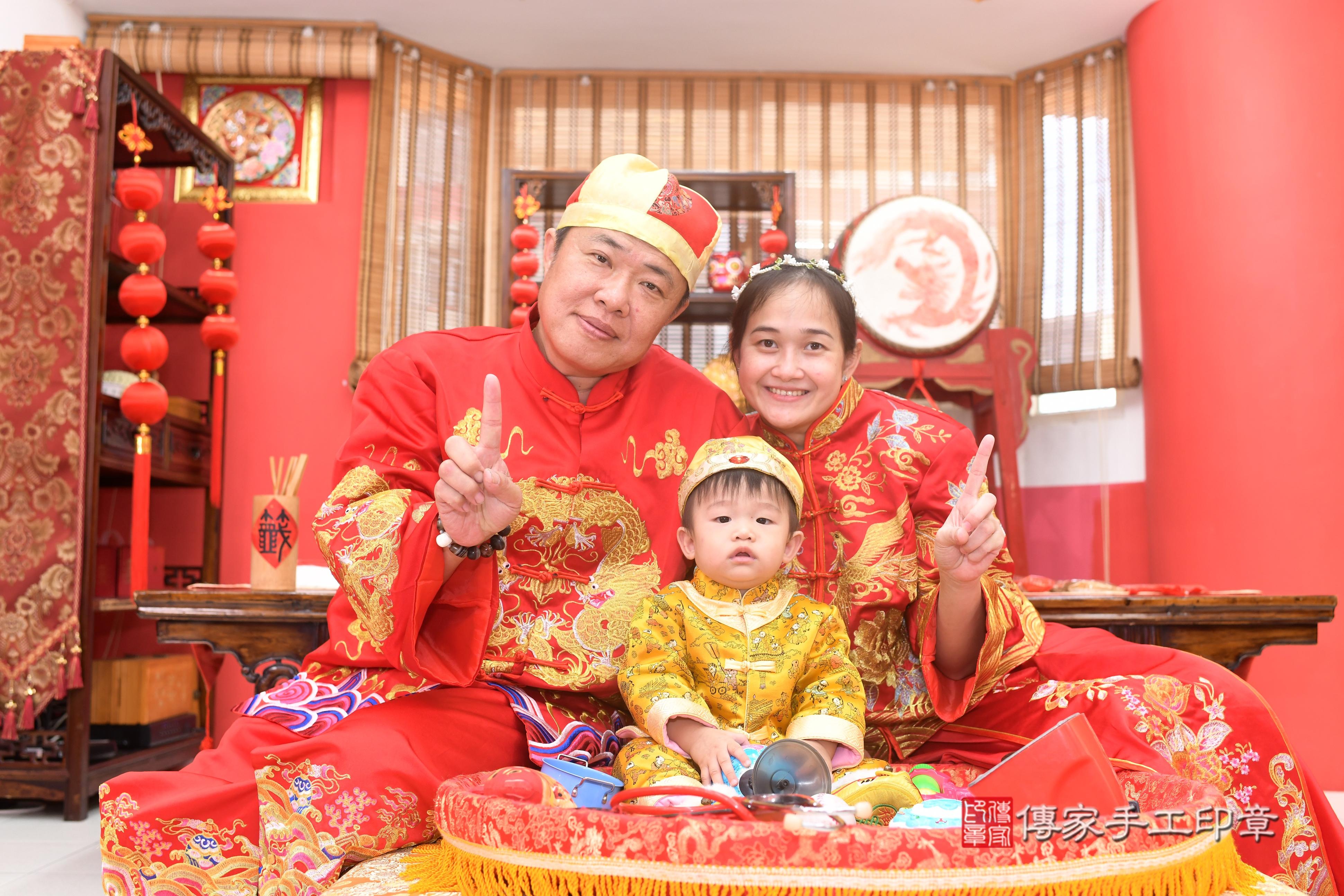傳家手工印章高雄店、抓周、度脺、中國風會場、傳家嬰兒古禮、吉祥話、抓周道具物品24種、拍照。抓周證書。寶寶抓周、滿周歲、生日快樂、祝福