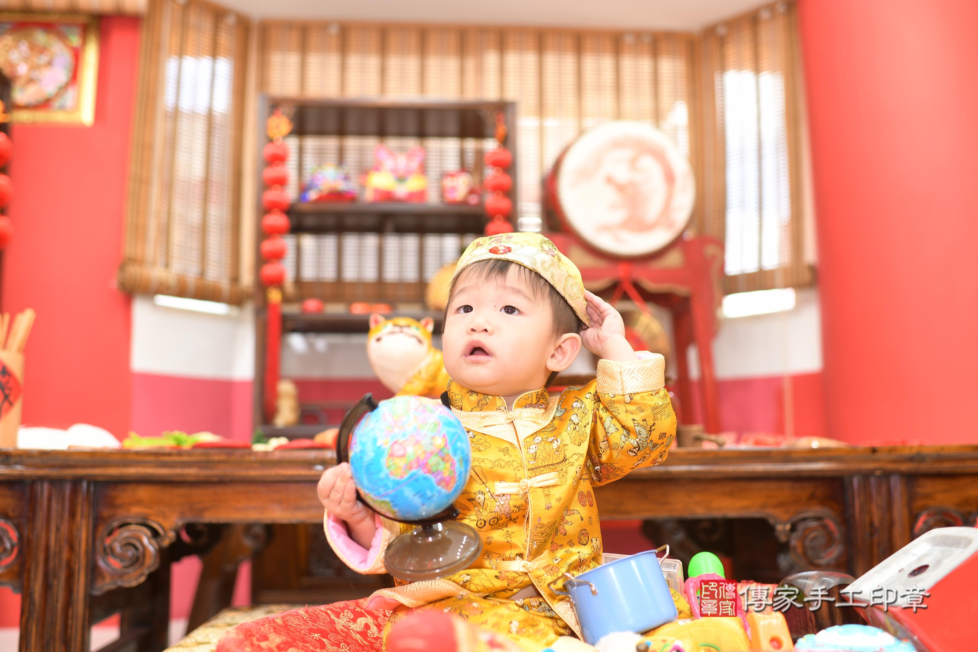 傳家手工印章高雄店、抓周、度脺、中國風會場、傳家嬰兒古禮、吉祥話、抓周道具物品24種、拍照。抓周證書。寶寶抓周、滿周歲、生日快樂、祝福