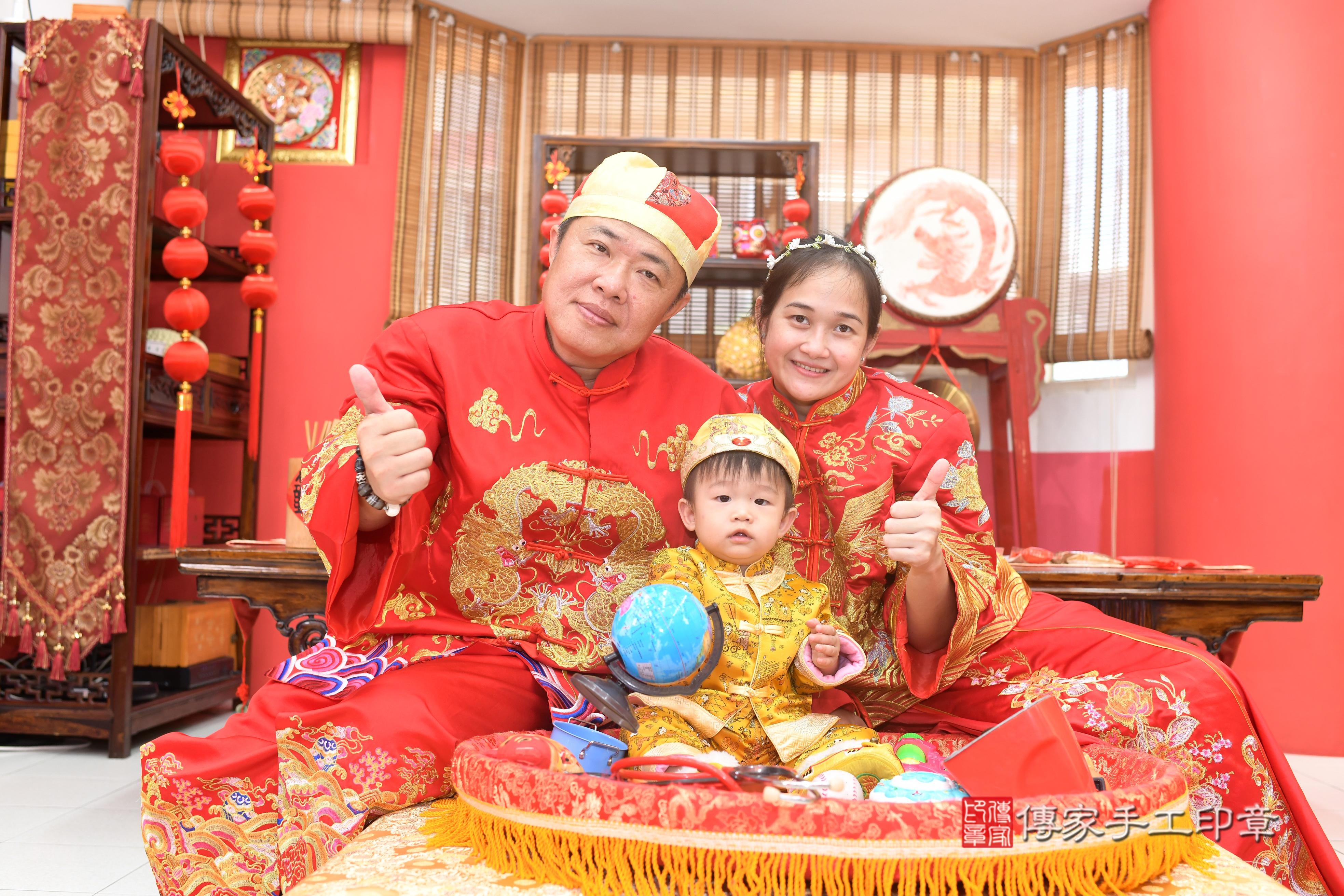 傳家手工印章高雄店、抓周、度脺、中國風會場、傳家嬰兒古禮、吉祥話、抓周道具物品24種、拍照。抓周證書。寶寶抓周、滿周歲、生日快樂、祝福