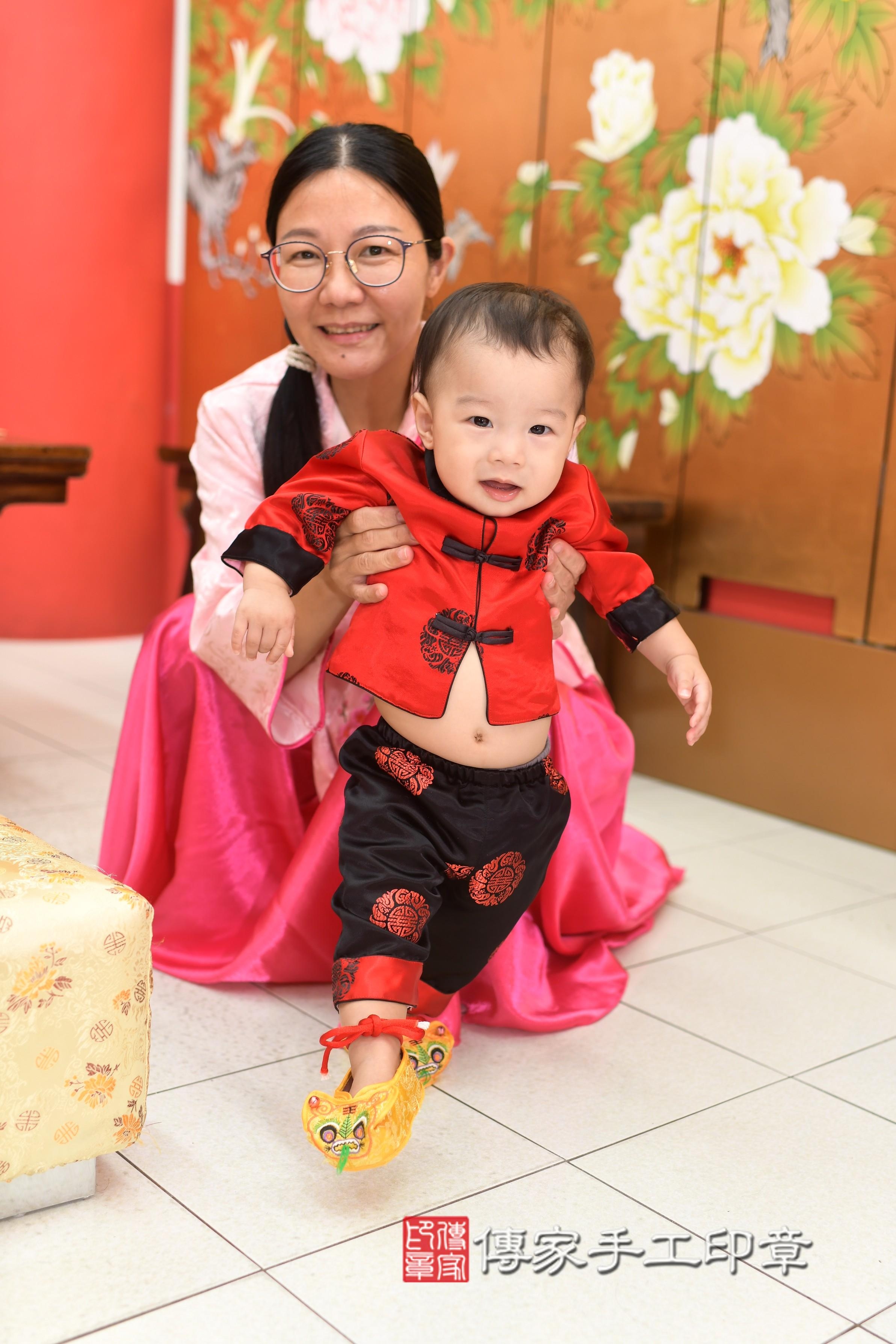 傳家手工印章高雄店、抓周、度脺、中國風會場、傳家嬰兒古禮、吉祥話、抓周道具物品24種、拍照。抓周證書。寶寶抓周、滿周歲、生日快樂、祝福