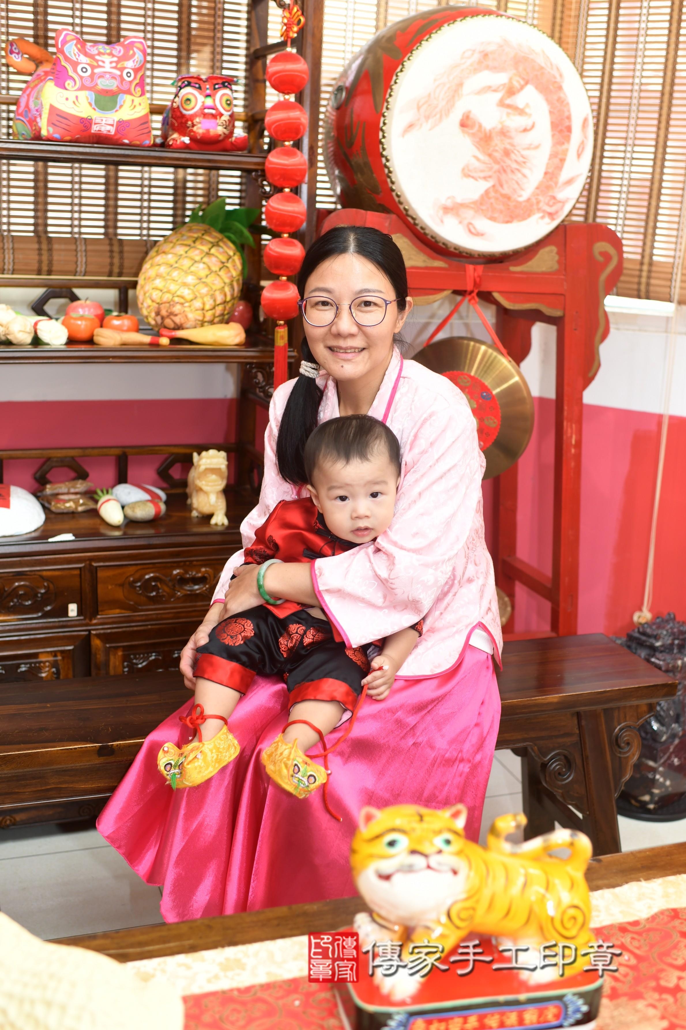 傳家手工印章高雄店、抓周、度脺、中國風會場、傳家嬰兒古禮、吉祥話、抓周道具物品24種、拍照。抓周證書。寶寶抓周、滿周歲、生日快樂、祝福