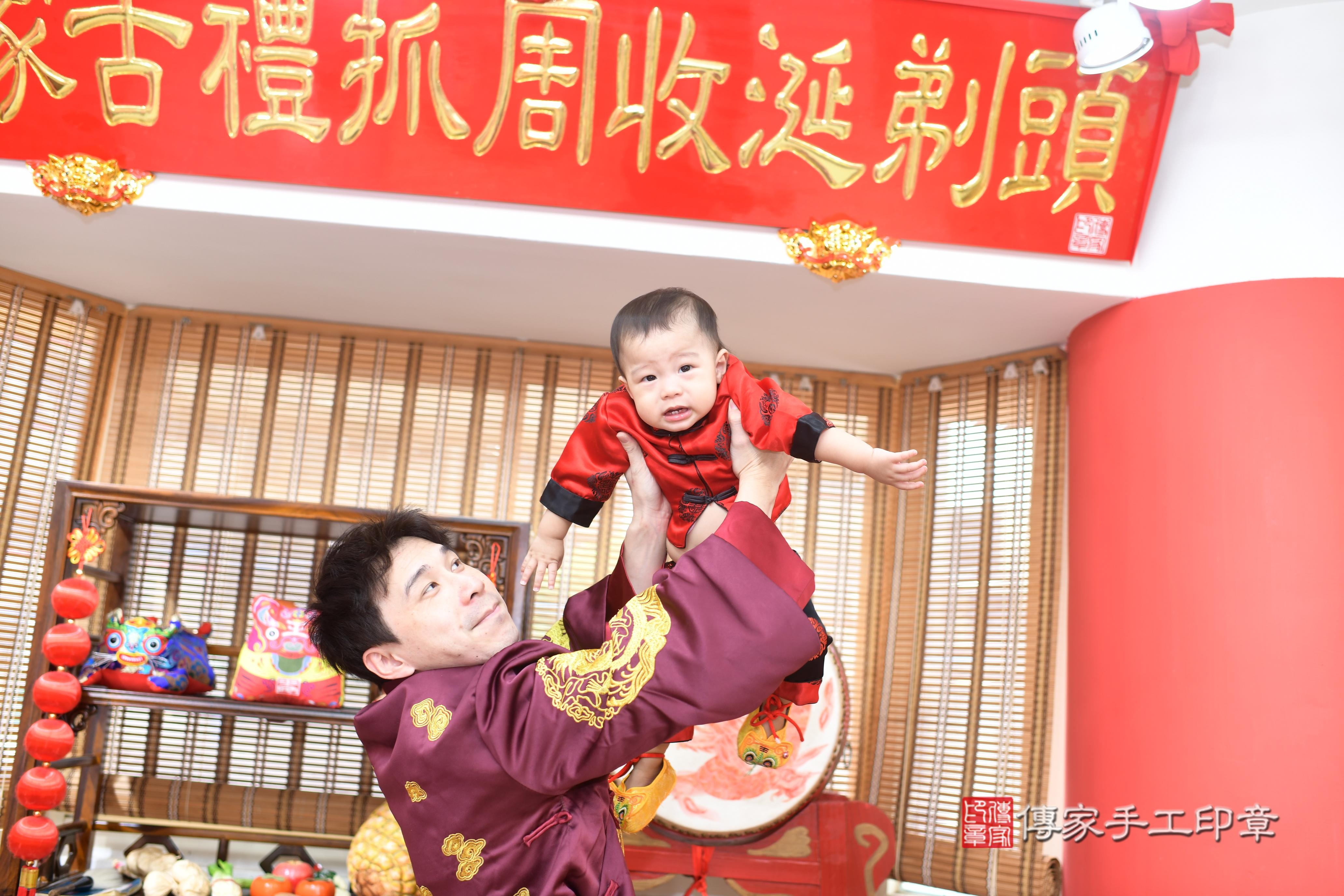 傳家手工印章高雄店、抓周、度脺、中國風會場、傳家嬰兒古禮、吉祥話、抓周道具物品24種、拍照。抓周證書。寶寶抓周、滿周歲、生日快樂、祝福
