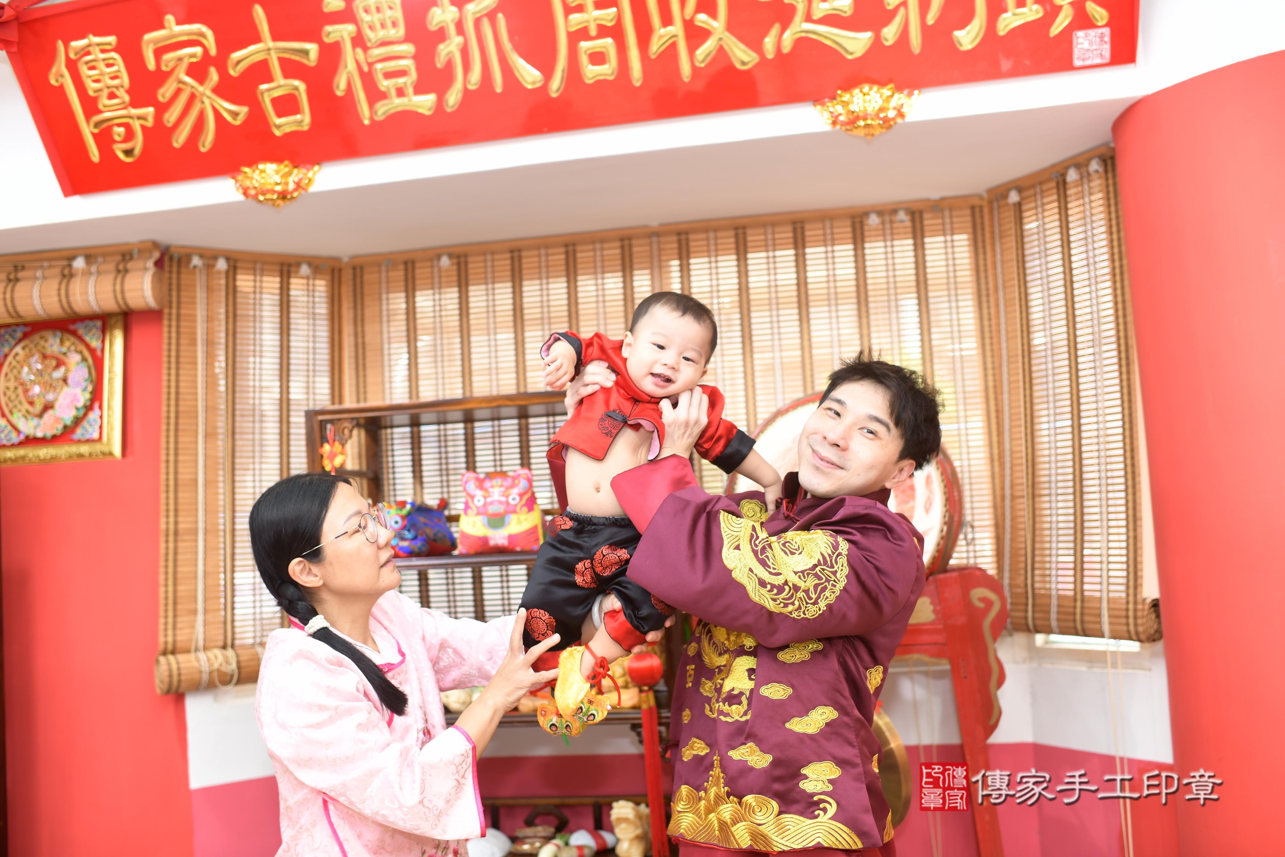 傳家手工印章高雄店、抓周、度脺、中國風會場、傳家嬰兒古禮、吉祥話、抓周道具物品24種、拍照。抓周證書。寶寶抓周、滿周歲、生日快樂、祝福