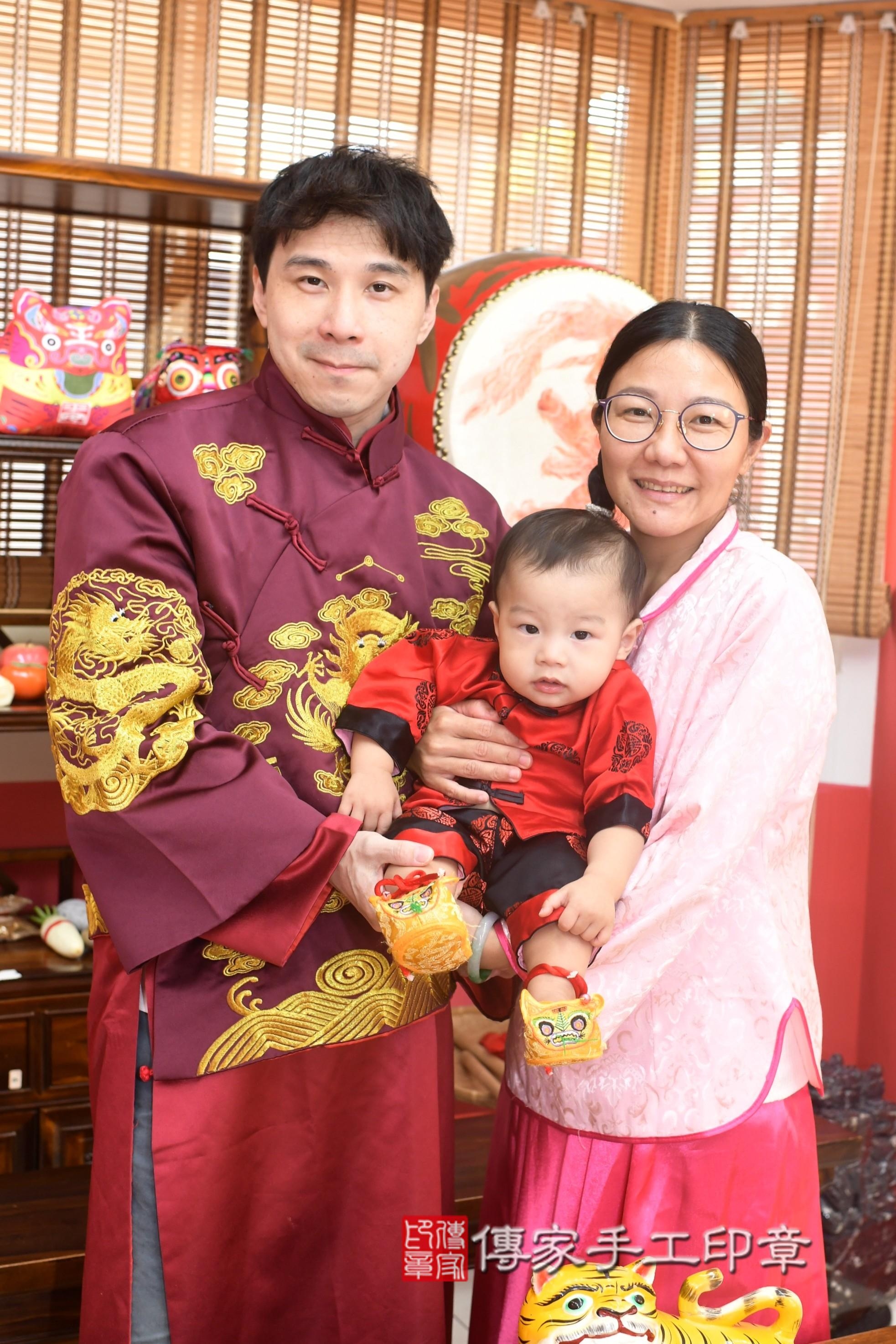 傳家手工印章高雄店、抓周、度脺、中國風會場、傳家嬰兒古禮、吉祥話、抓周道具物品24種、拍照。抓周證書。寶寶抓周、滿周歲、生日快樂、祝福