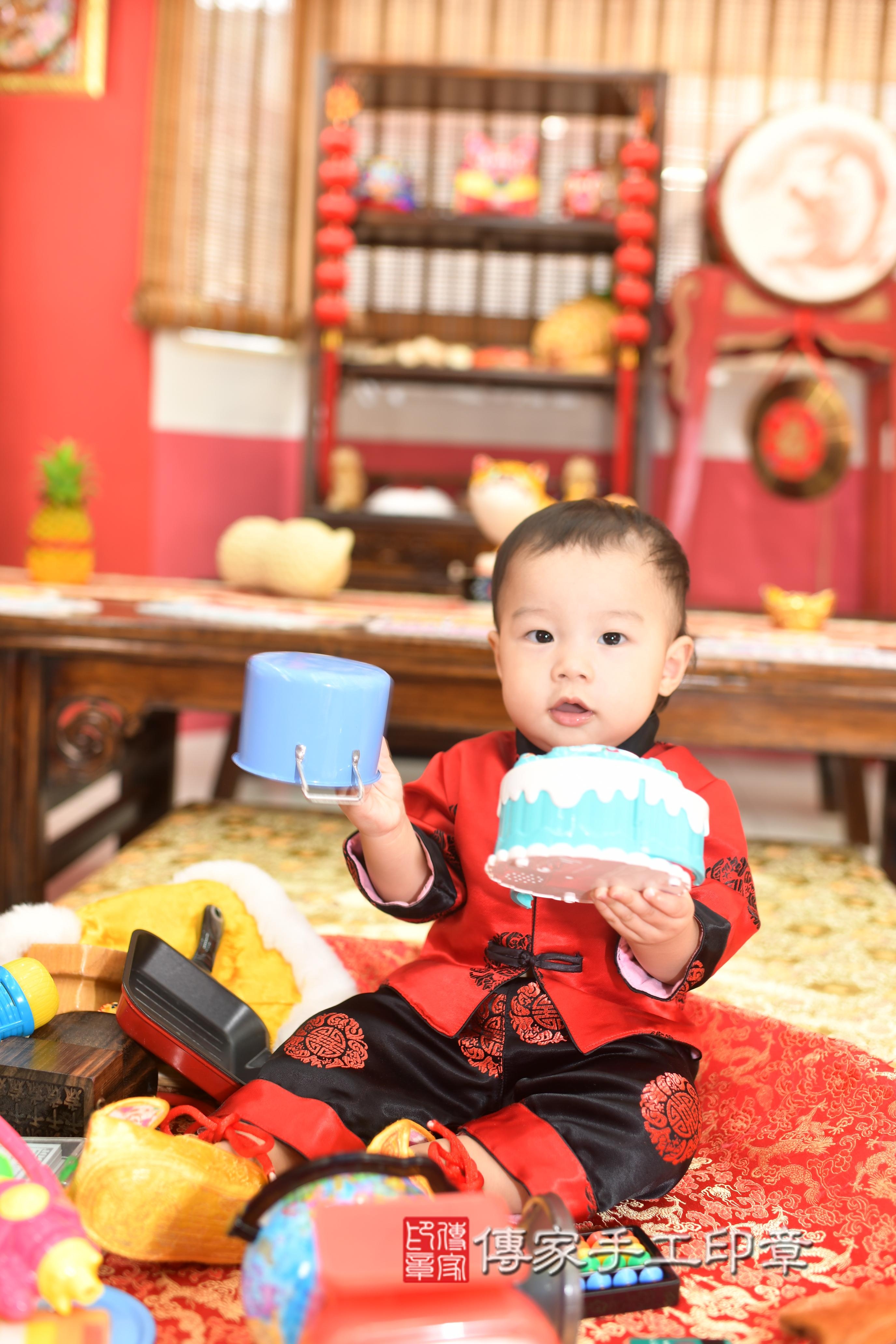 傳家手工印章高雄店、抓周、度脺、中國風會場、傳家嬰兒古禮、吉祥話、抓周道具物品24種、拍照。抓周證書。寶寶抓周、滿周歲、生日快樂、祝福