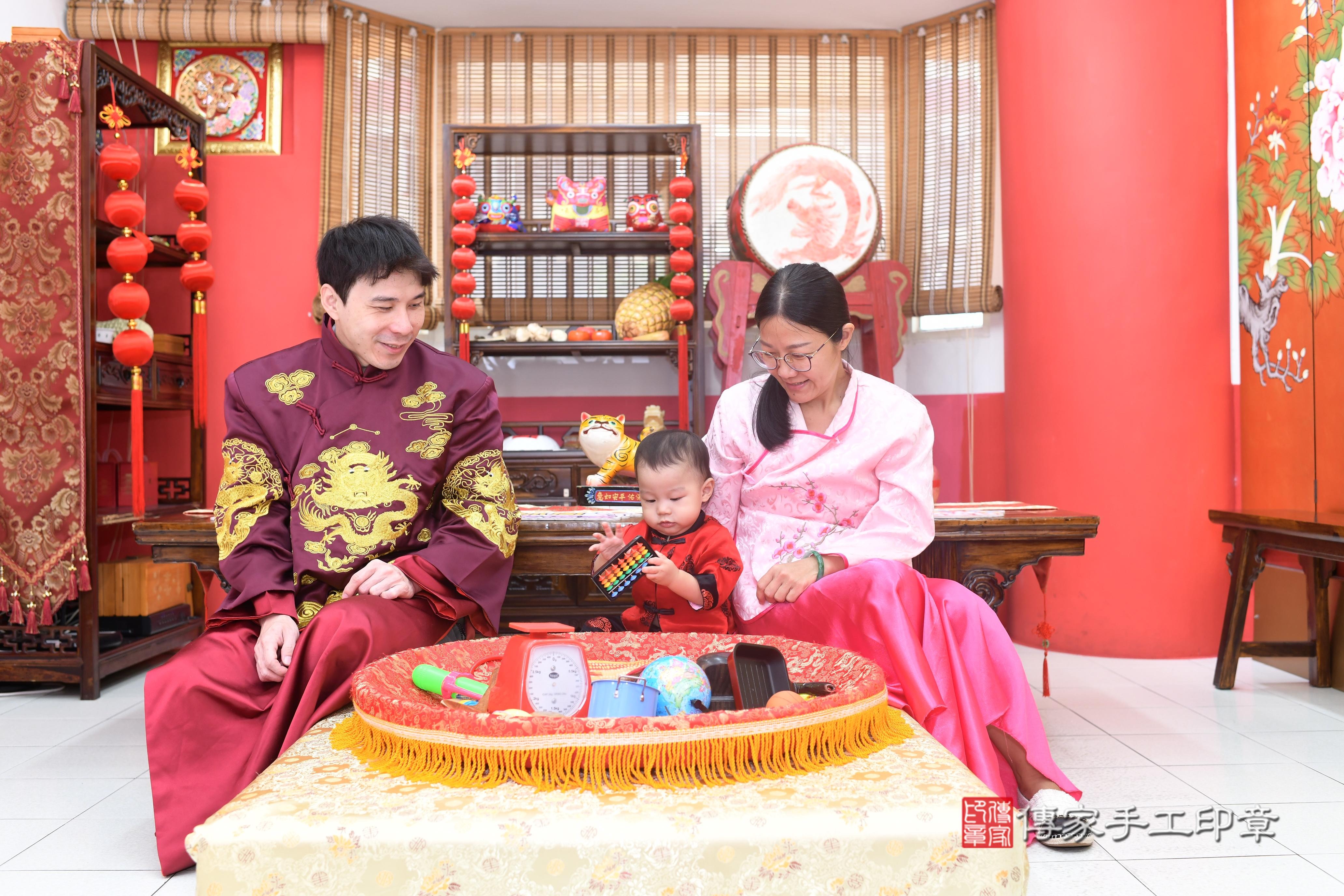 傳家手工印章高雄店、抓周、度脺、中國風會場、傳家嬰兒古禮、吉祥話、抓周道具物品24種、拍照。抓周證書。寶寶抓周、滿周歲、生日快樂、祝福