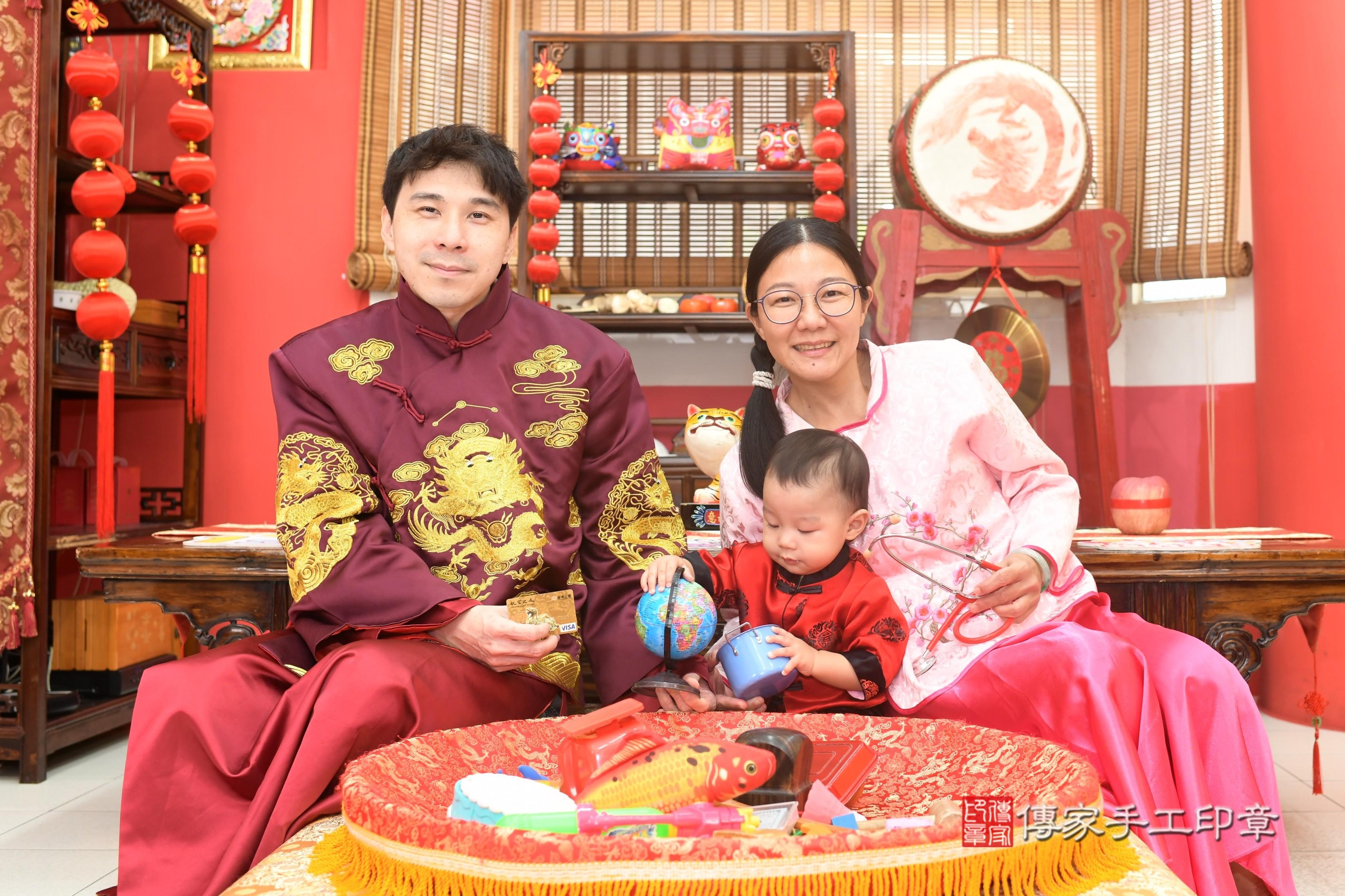傳家手工印章高雄店、抓周、度脺、中國風會場、傳家嬰兒古禮、吉祥話、抓周道具物品24種、拍照。抓周證書。寶寶抓周、滿周歲、生日快樂、祝福