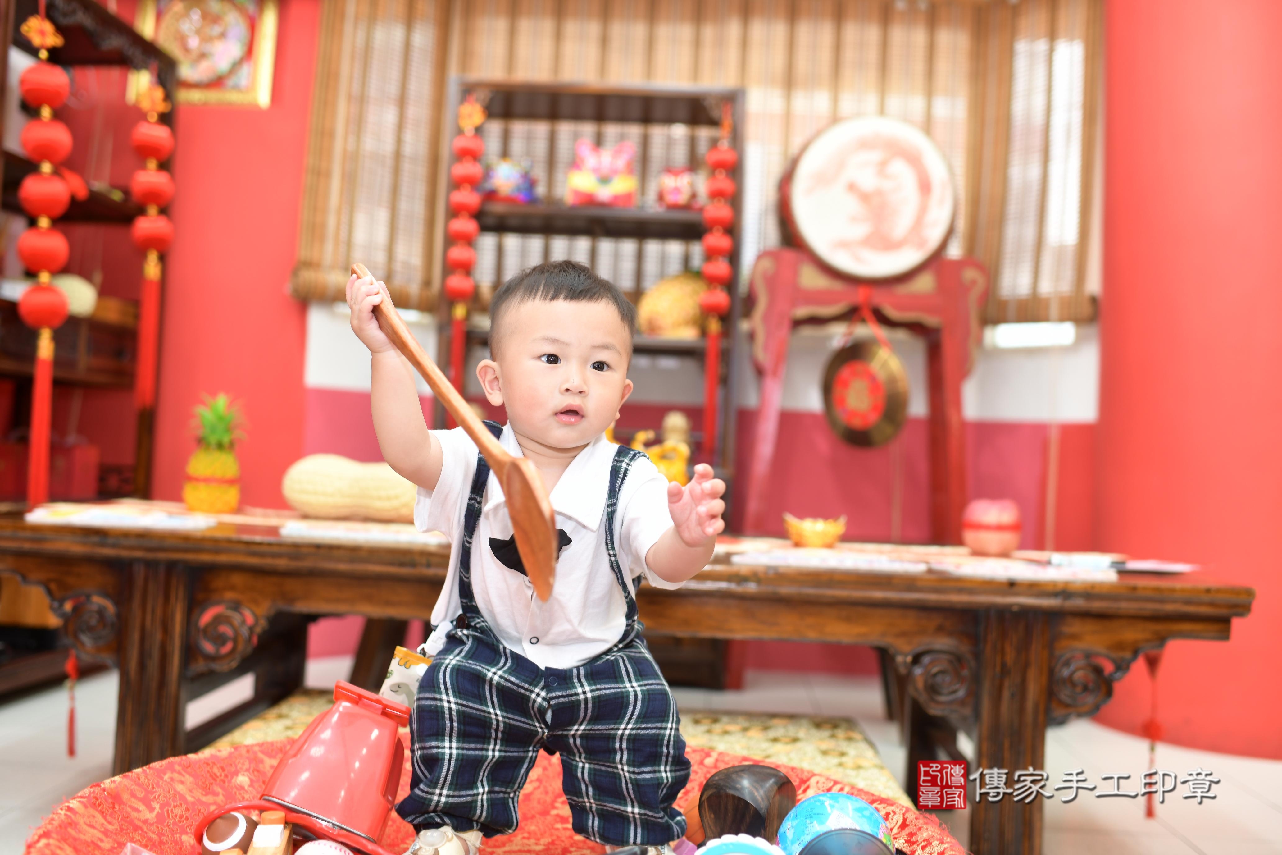 傳家手工印章高雄店、抓周、度脺、中國風會場、傳家嬰兒古禮、吉祥話、抓周道具物品24種、拍照。抓周證書。寶寶抓周、滿周歲、生日快樂、祝福