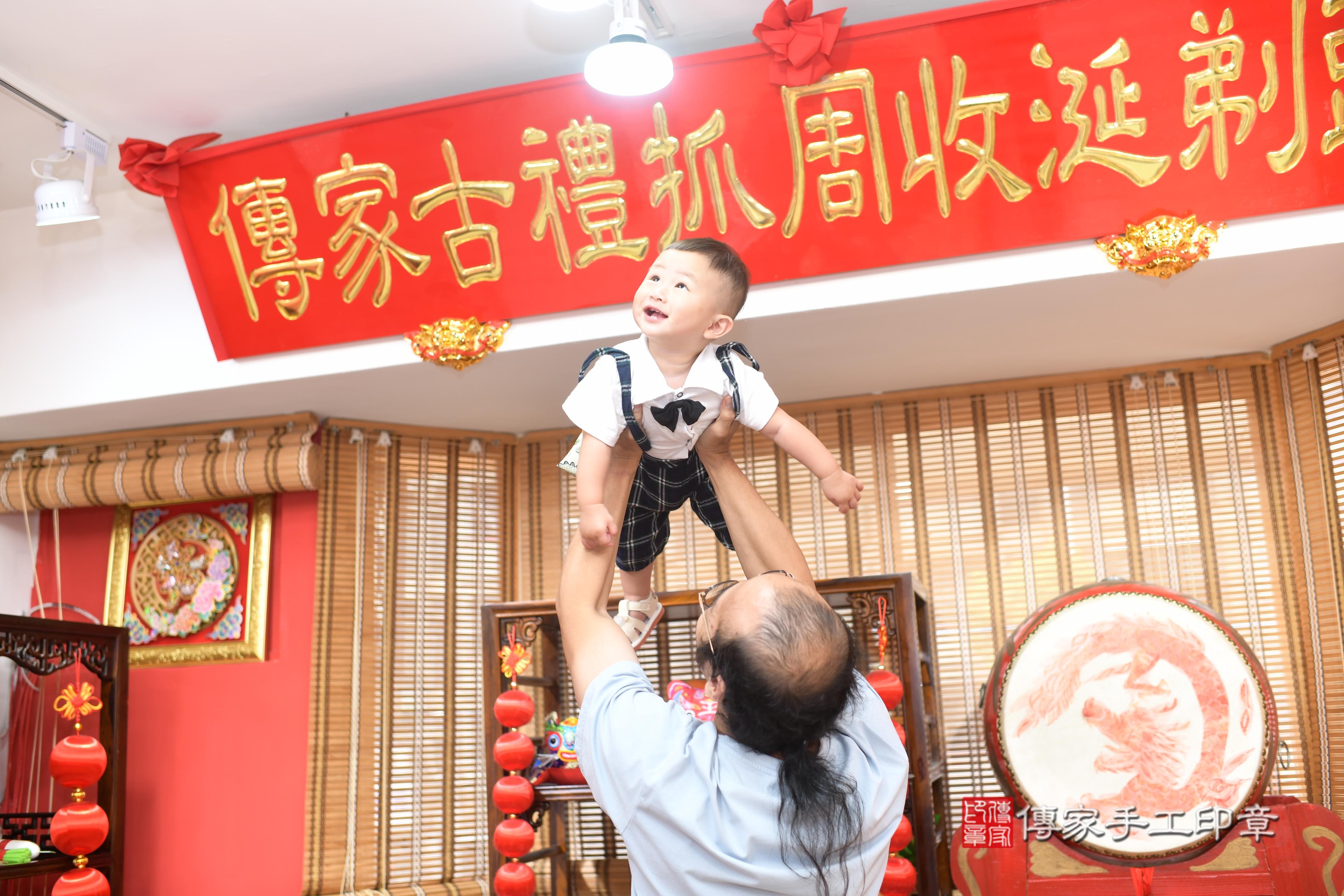 傳家手工印章高雄店、抓周、度脺、中國風會場、傳家嬰兒古禮、吉祥話、抓周道具物品24種、拍照。抓周證書。寶寶抓周、滿周歲、生日快樂、祝福