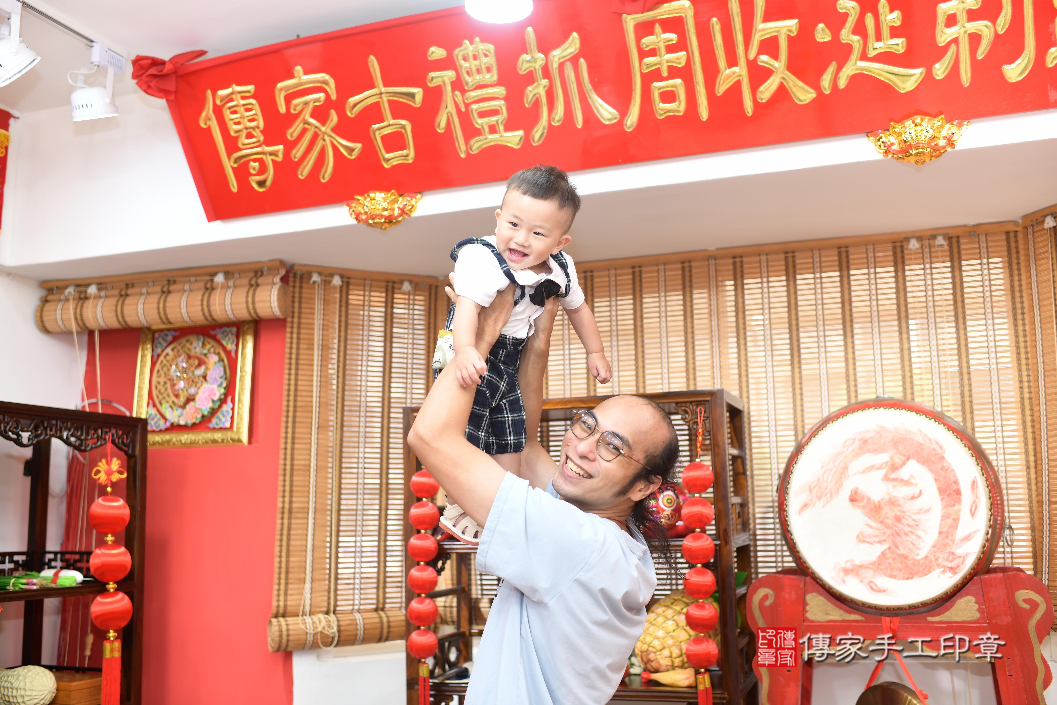 傳家手工印章高雄店、抓周、度脺、中國風會場、傳家嬰兒古禮、吉祥話、抓周道具物品24種、拍照。抓周證書。寶寶抓周、滿周歲、生日快樂、祝福
