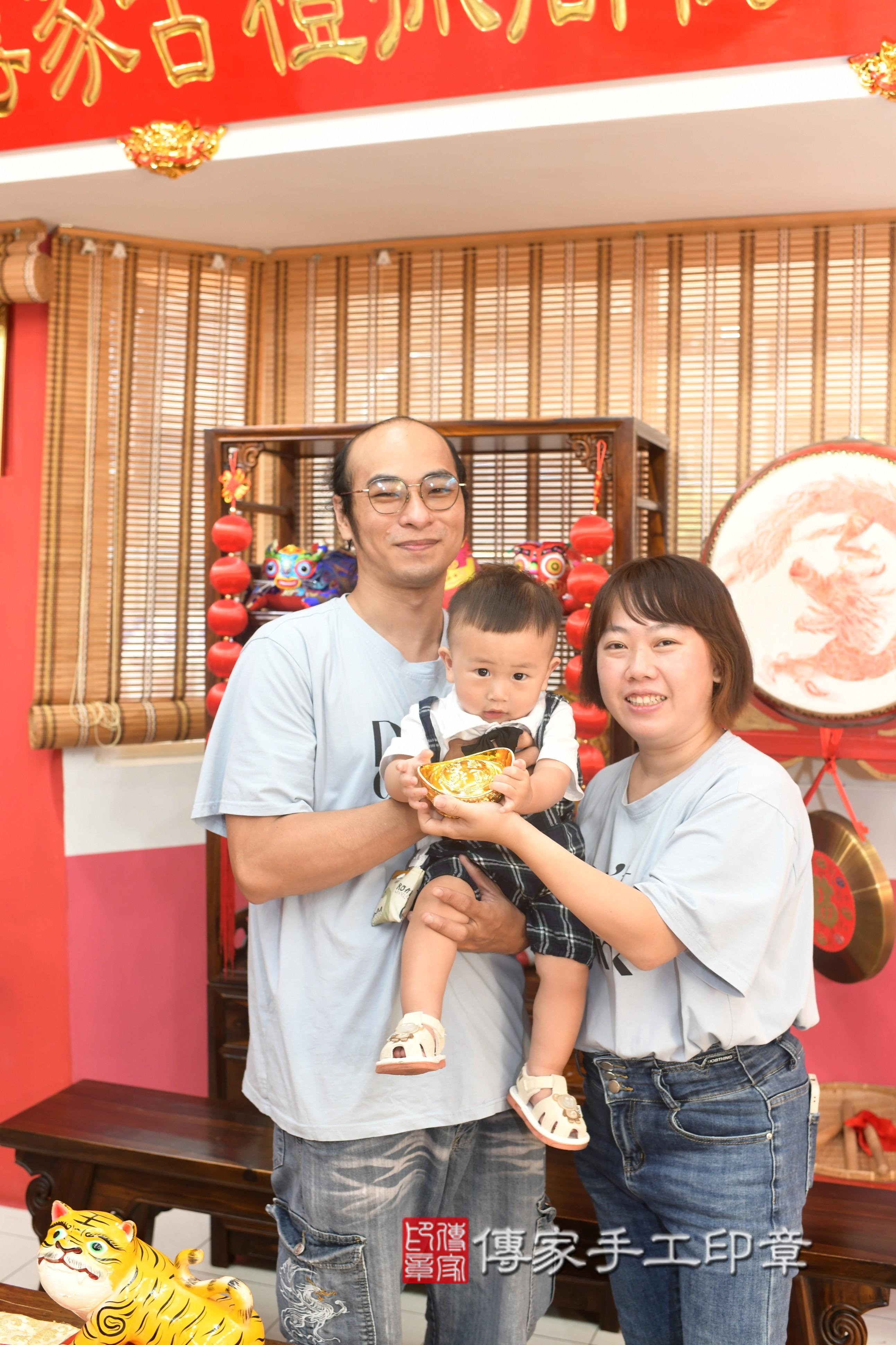 傳家手工印章高雄店、抓周、度脺、中國風會場、傳家嬰兒古禮、吉祥話、抓周道具物品24種、拍照。抓周證書。寶寶抓周、滿周歲、生日快樂、祝福