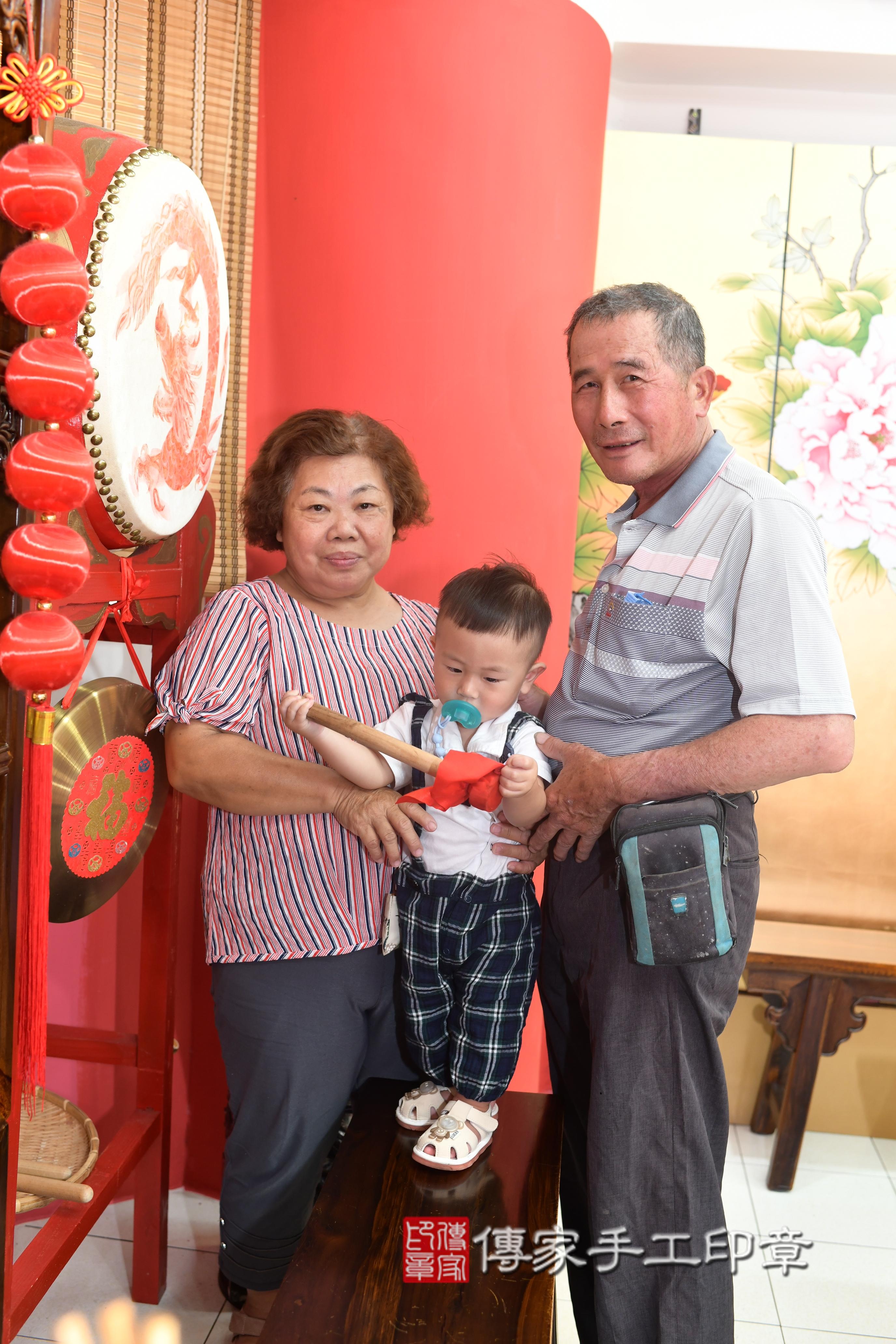 傳家手工印章高雄店、抓周、度脺、中國風會場、傳家嬰兒古禮、吉祥話、抓周道具物品24種、拍照。抓周證書。寶寶抓周、滿周歲、生日快樂、祝福