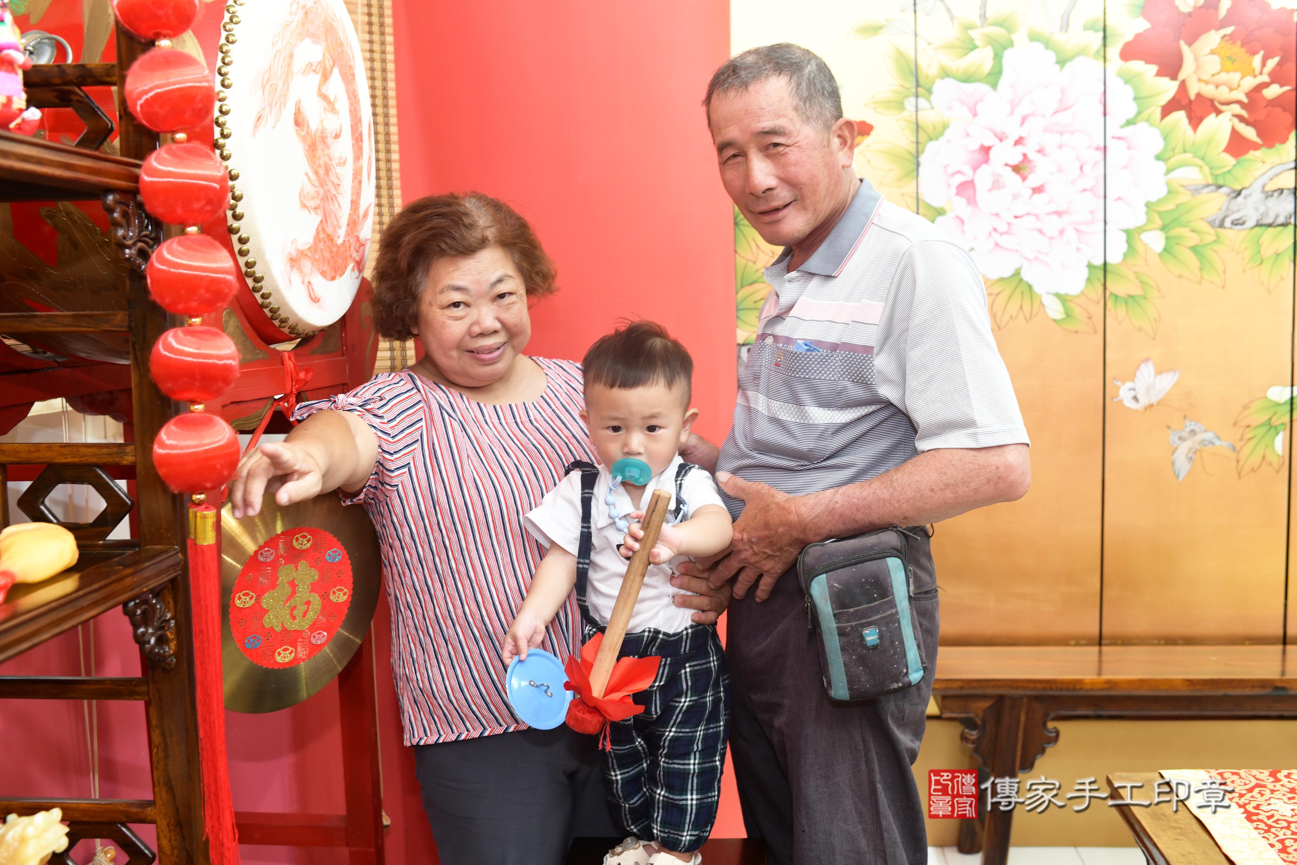 傳家手工印章高雄店、抓周、度脺、中國風會場、傳家嬰兒古禮、吉祥話、抓周道具物品24種、拍照。抓周證書。寶寶抓周、滿周歲、生日快樂、祝福