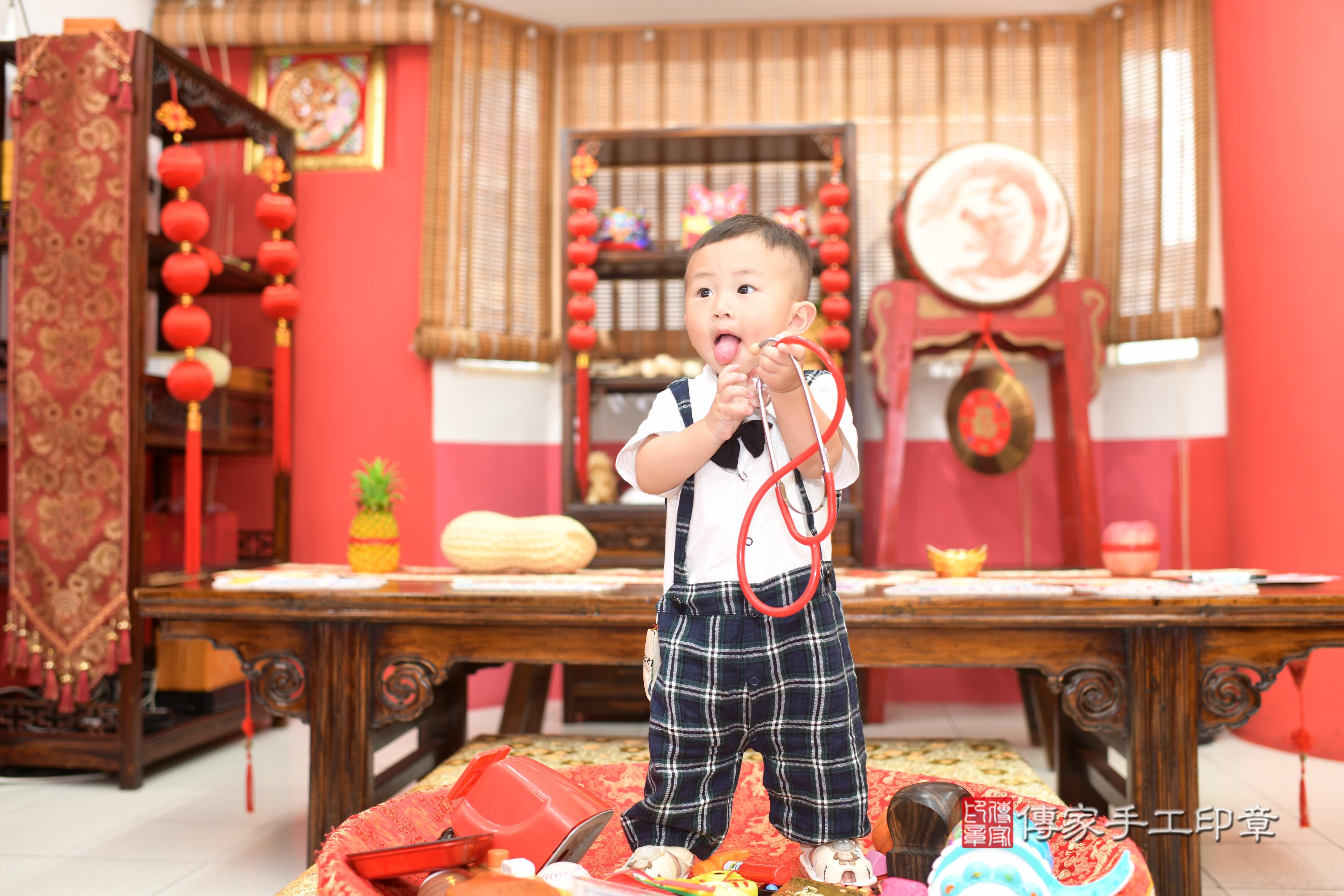 傳家手工印章高雄店、抓周、度脺、中國風會場、傳家嬰兒古禮、吉祥話、抓周道具物品24種、拍照。抓周證書。寶寶抓周、滿周歲、生日快樂、祝福