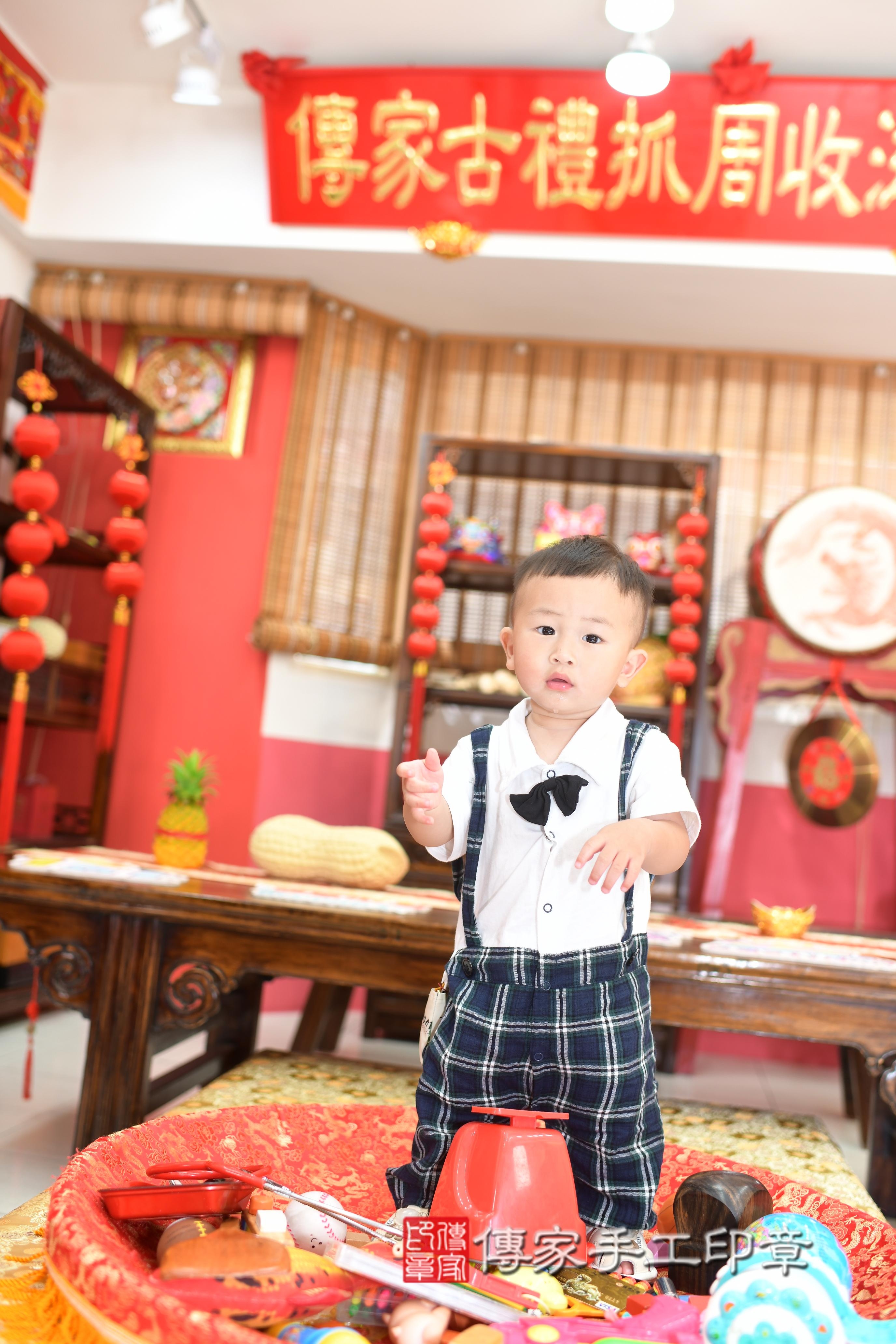 傳家手工印章高雄店、抓周、度脺、中國風會場、傳家嬰兒古禮、吉祥話、抓周道具物品24種、拍照。抓周證書。寶寶抓周、滿周歲、生日快樂、祝福