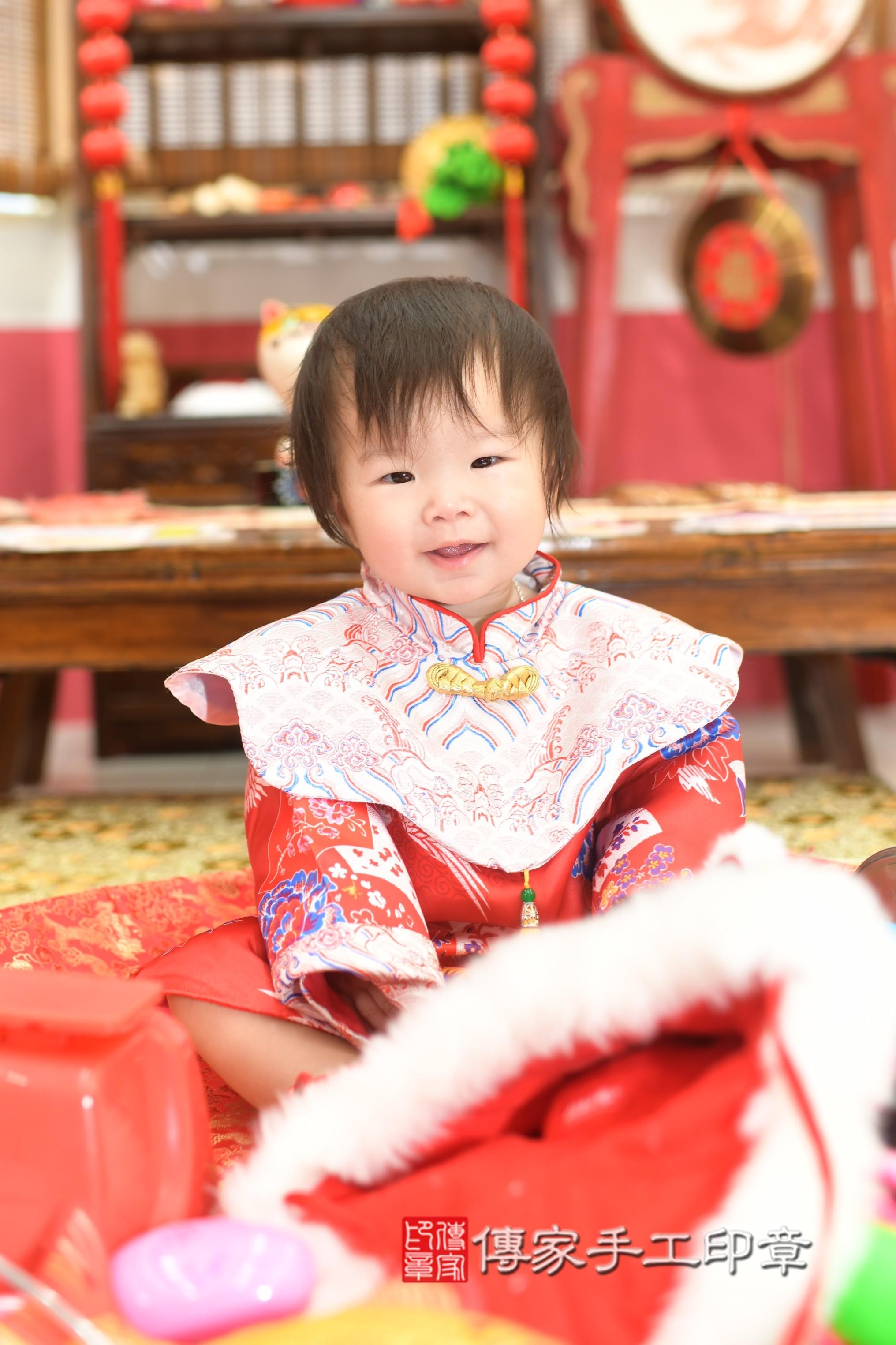 傳家手工印章高雄店、抓周、度脺、中國風會場、傳家嬰兒古禮、吉祥話、抓周道具物品24種、拍照。抓周證書。寶寶抓周、滿周歲、生日快樂、祝福