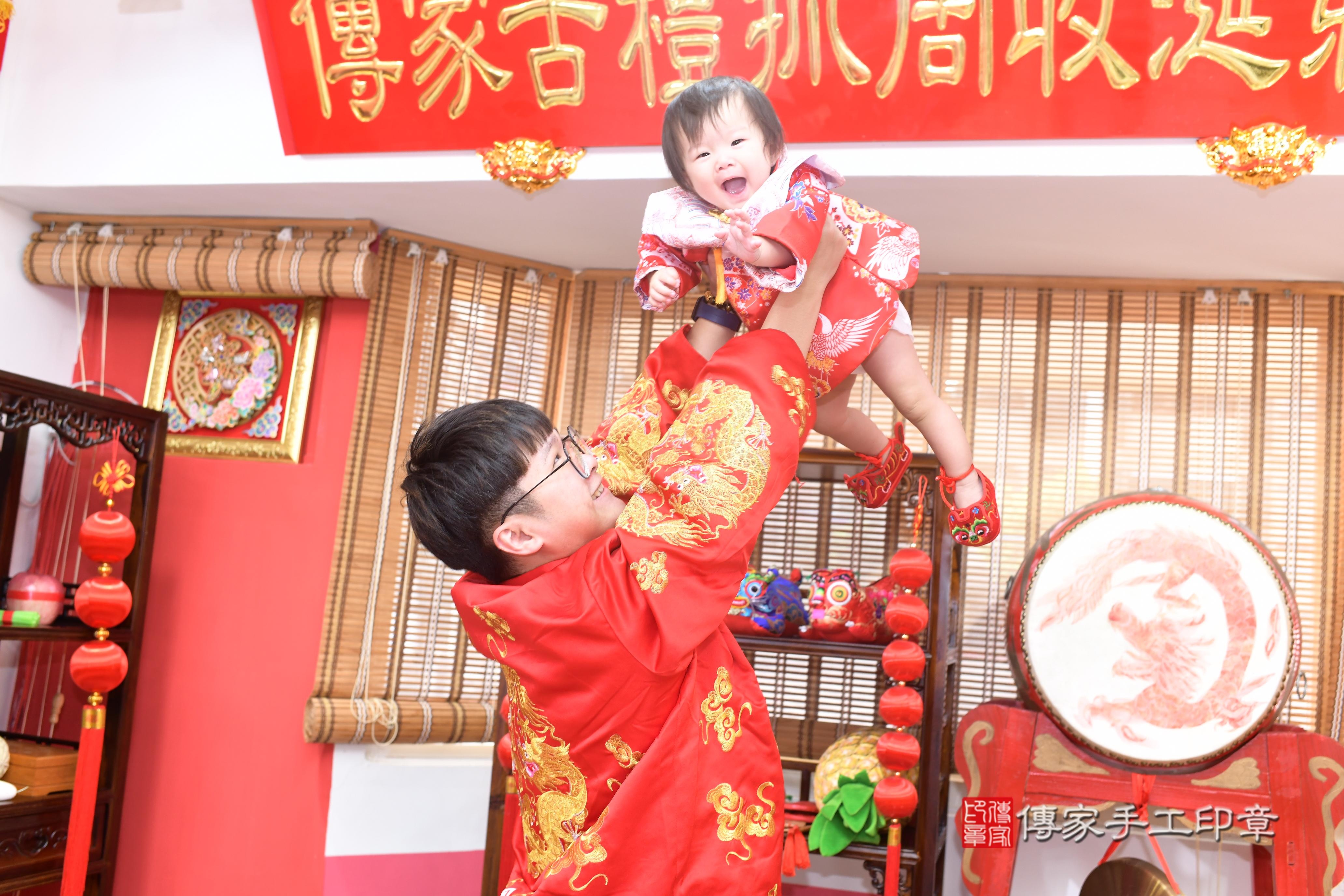傳家手工印章高雄店、抓周、度脺、中國風會場、傳家嬰兒古禮、吉祥話、抓周道具物品24種、拍照。抓周證書。寶寶抓周、滿周歲、生日快樂、祝福