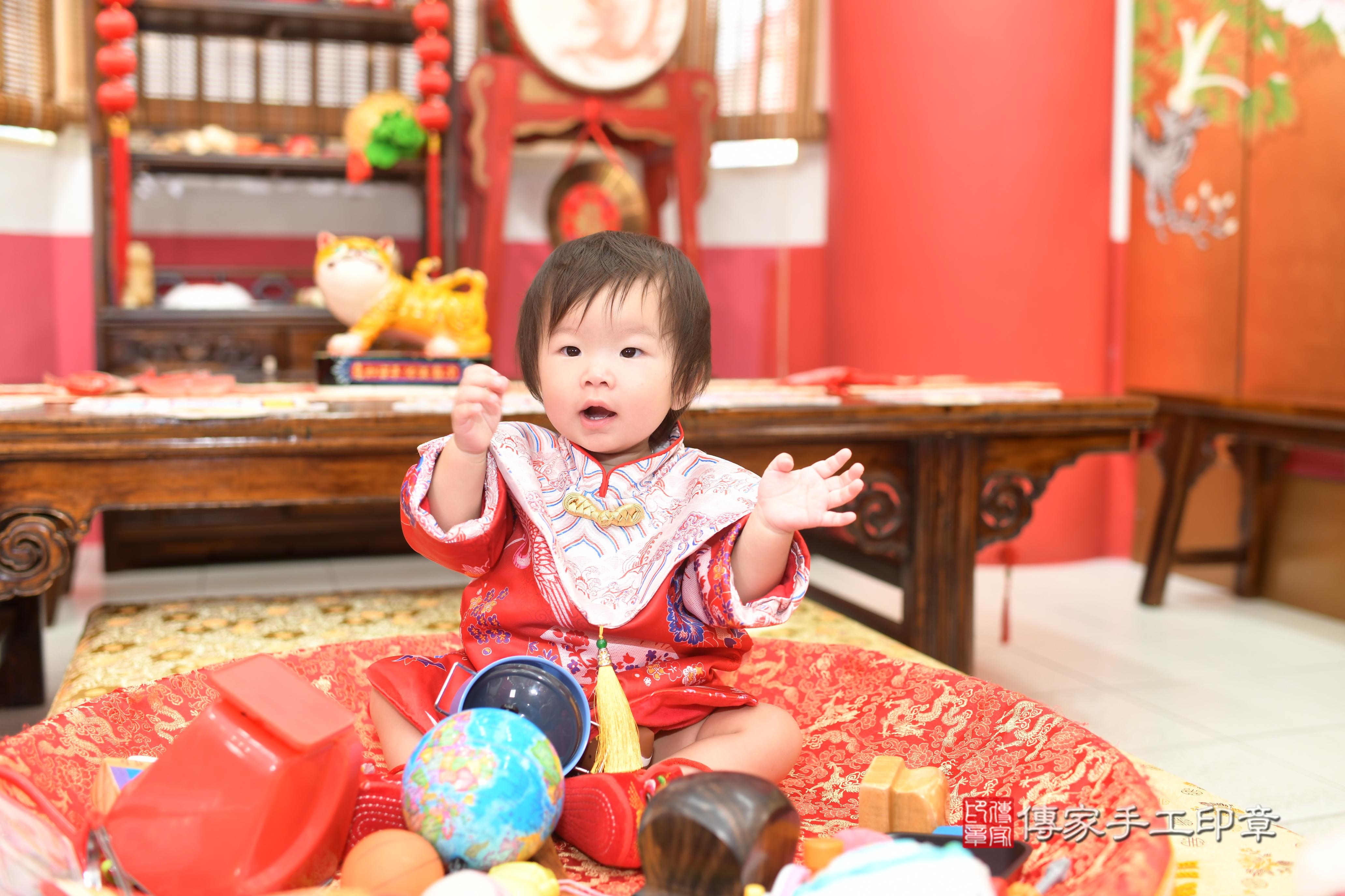 傳家手工印章高雄店、抓周、度脺、中國風會場、傳家嬰兒古禮、吉祥話、抓周道具物品24種、拍照。抓周證書。寶寶抓周、滿周歲、生日快樂、祝福