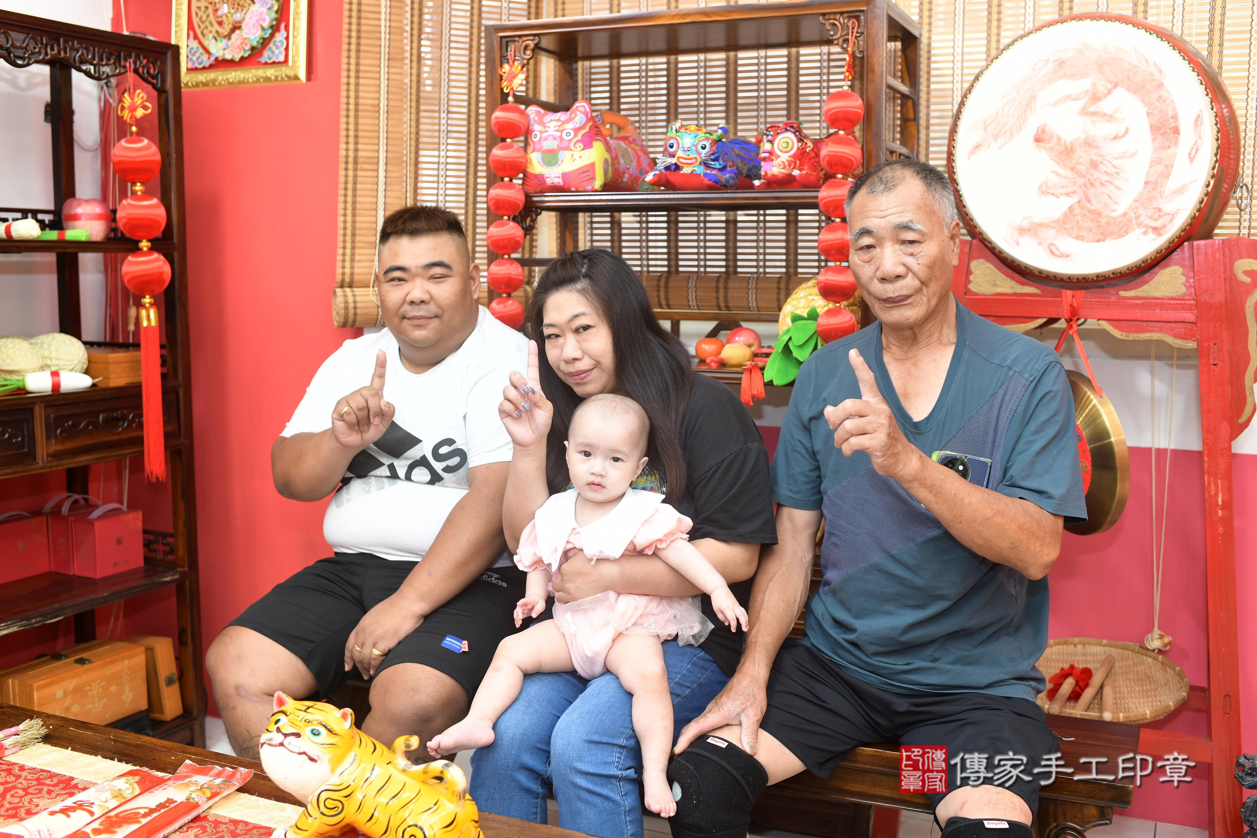 傳家手工印章高雄店、抓周、度脺、中國風會場、傳家嬰兒古禮、吉祥話、抓周道具物品24種、拍照。抓周證書。寶寶抓周、滿周歲、生日快樂、祝福