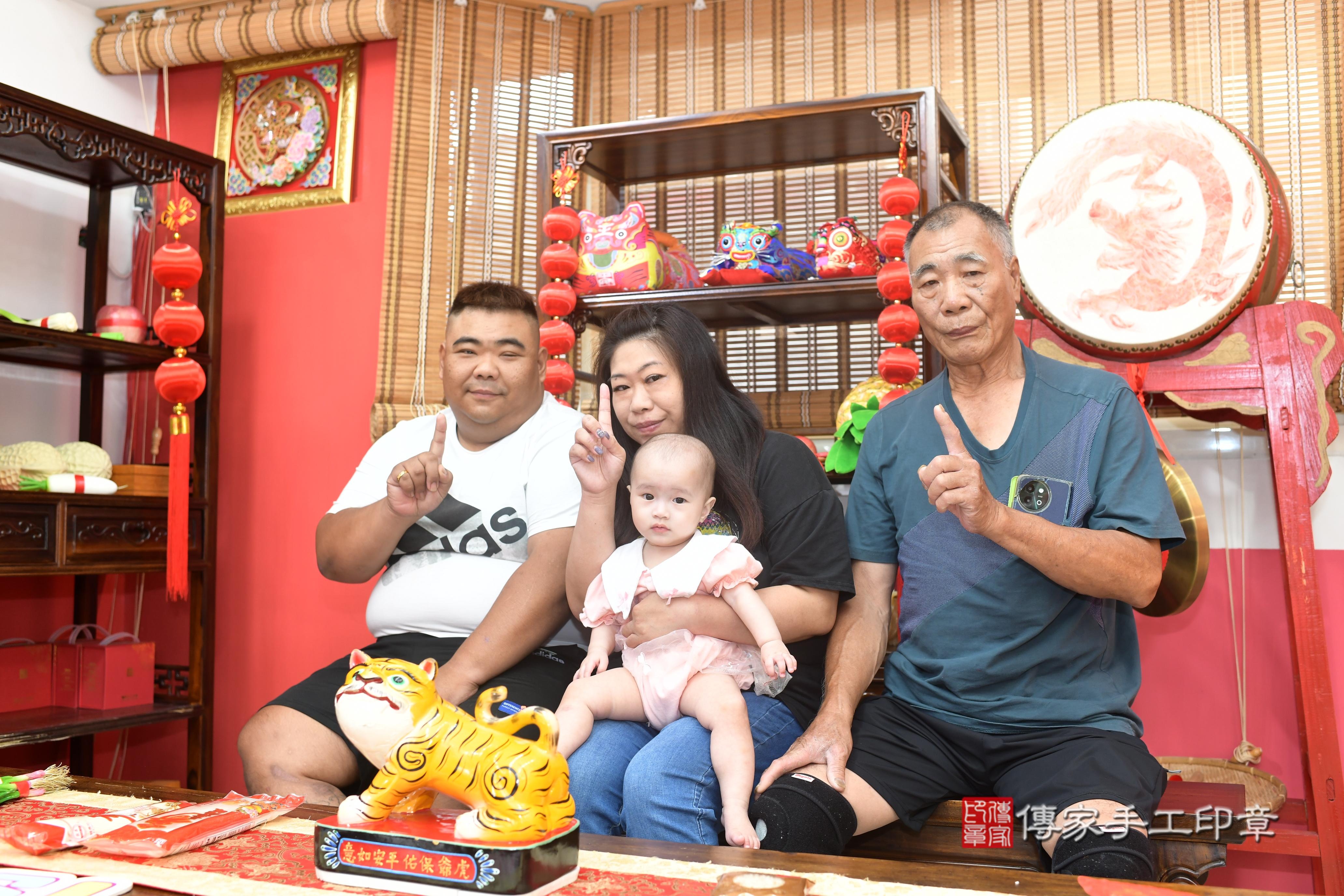傳家手工印章高雄店、抓周、度脺、中國風會場、傳家嬰兒古禮、吉祥話、抓周道具物品24種、拍照。抓周證書。寶寶抓周、滿周歲、生日快樂、祝福