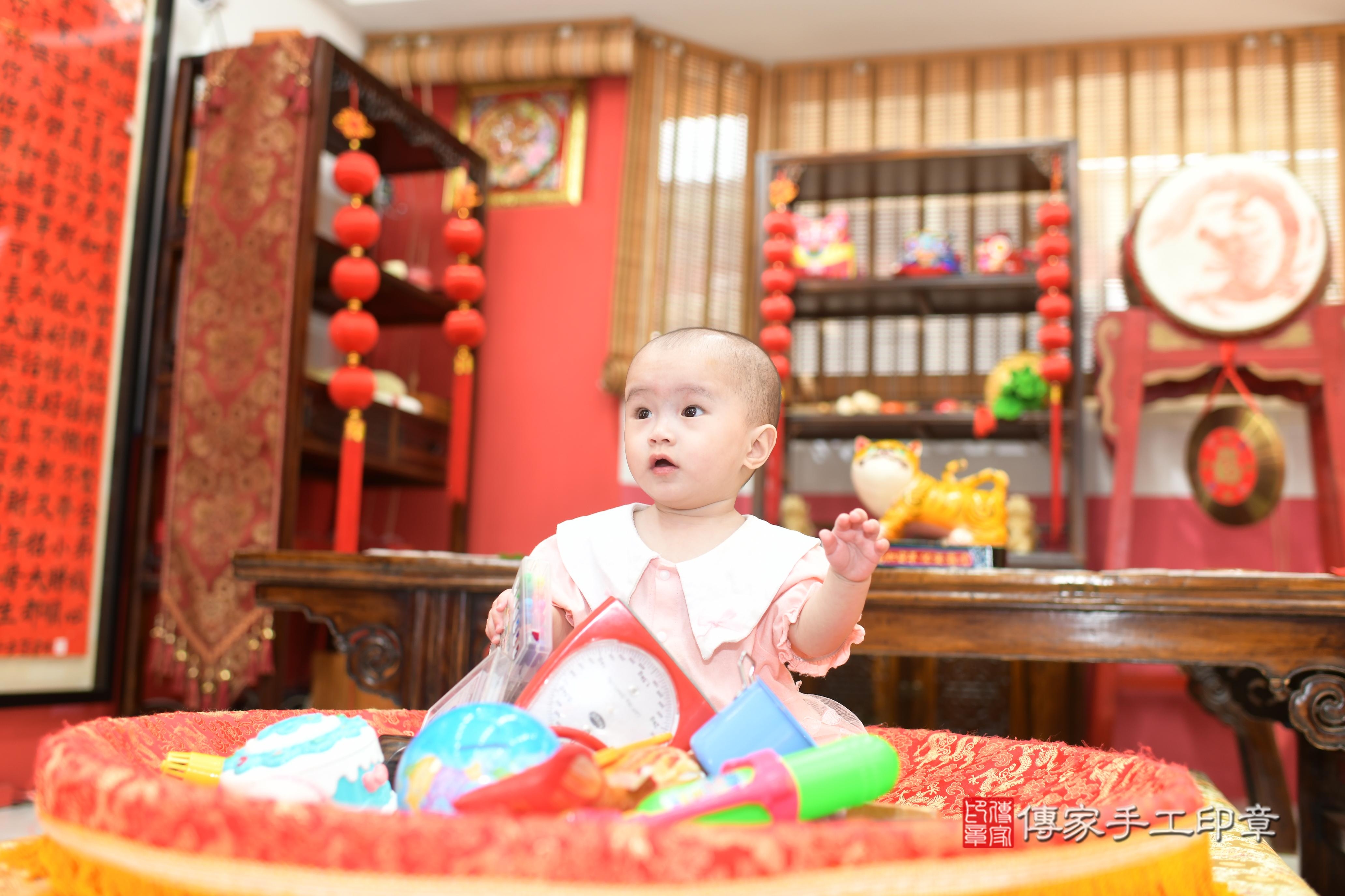 傳家手工印章高雄店、抓周、度脺、中國風會場、傳家嬰兒古禮、吉祥話、抓周道具物品24種、拍照。抓周證書。寶寶抓周、滿周歲、生日快樂、祝福