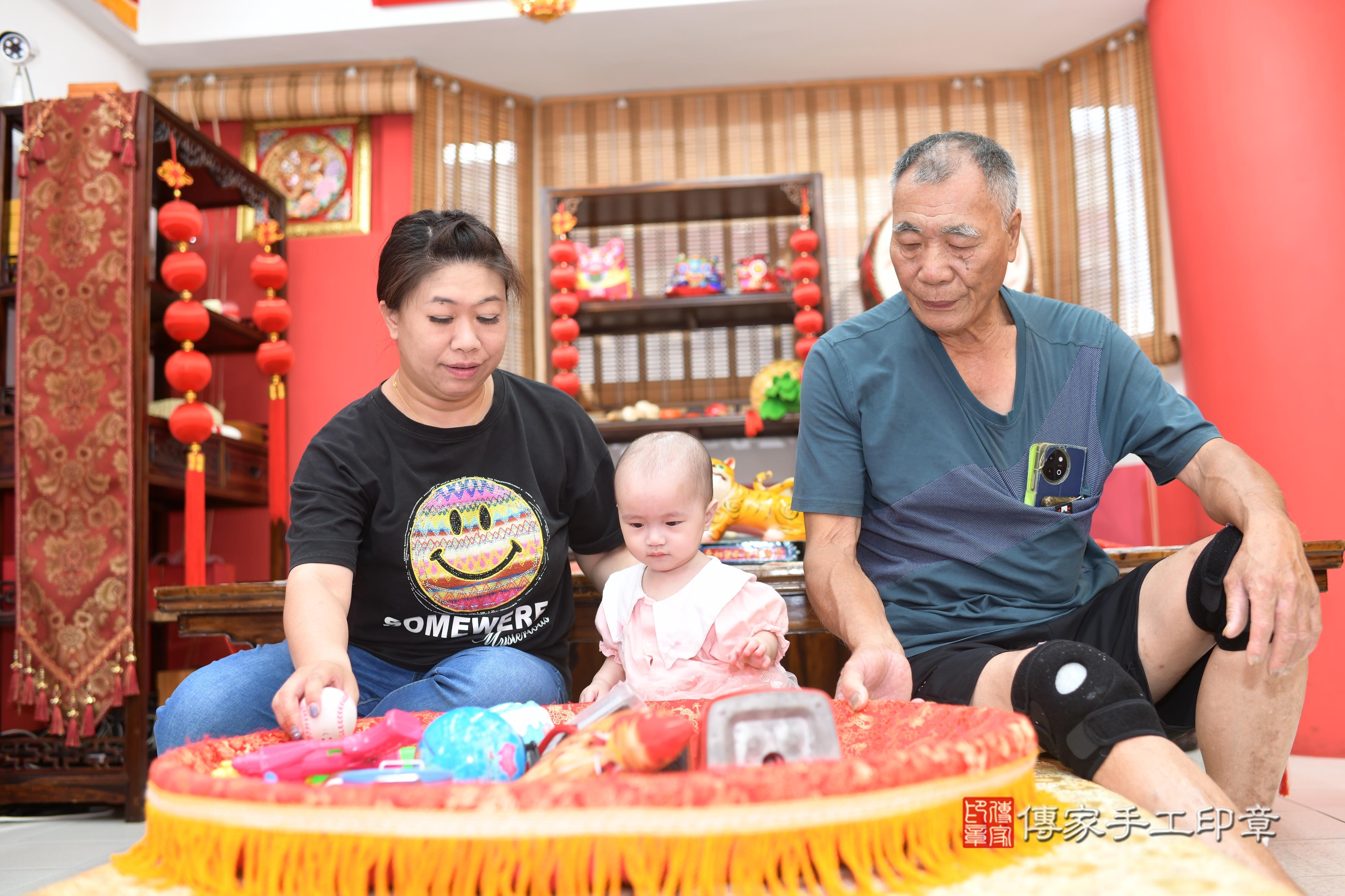傳家手工印章高雄店、抓周、度脺、中國風會場、傳家嬰兒古禮、吉祥話、抓周道具物品24種、拍照。抓周證書。寶寶抓周、滿周歲、生日快樂、祝福