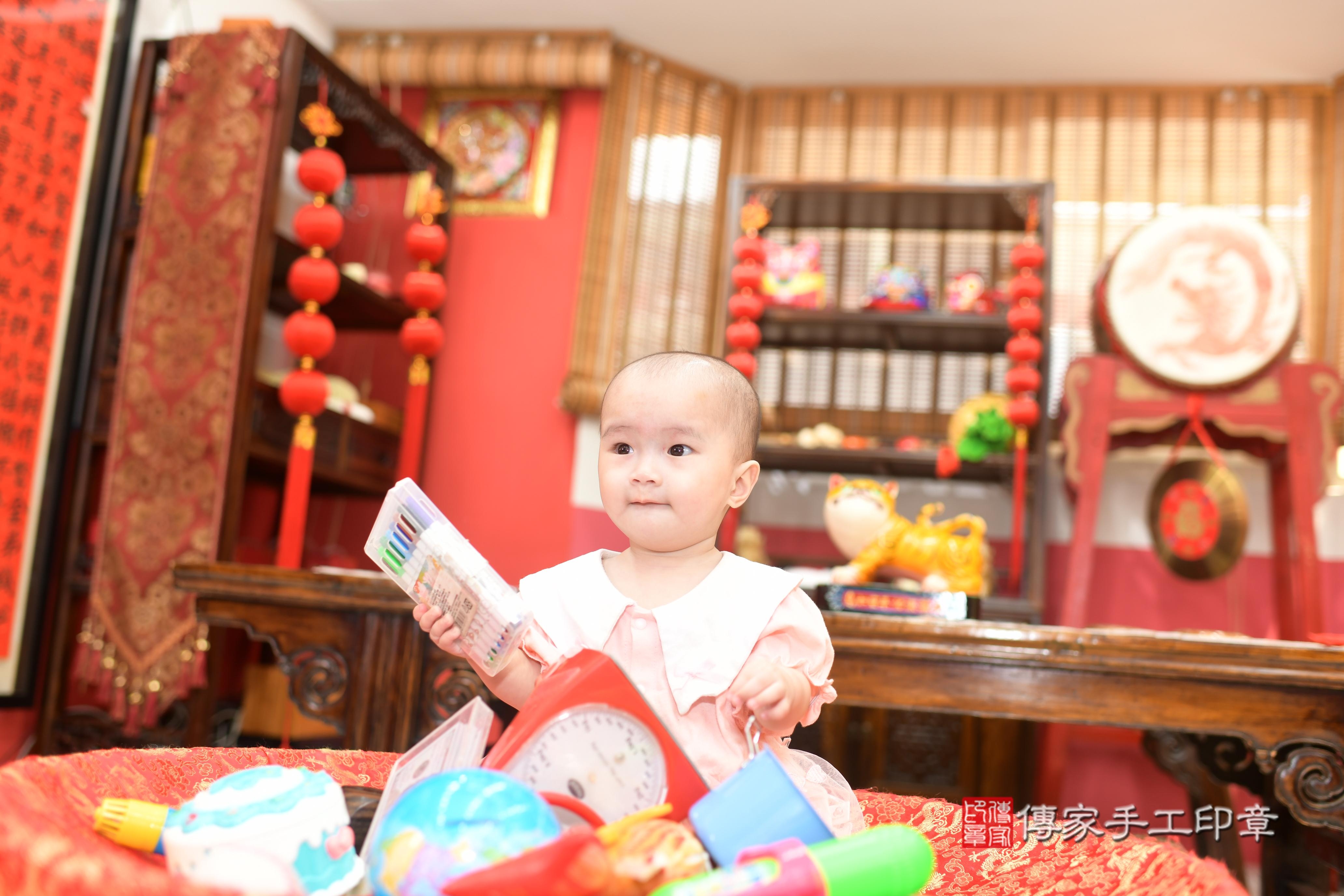 傳家手工印章高雄店、抓周、度脺、中國風會場、傳家嬰兒古禮、吉祥話、抓周道具物品24種、拍照。抓周證書。寶寶抓周、滿周歲、生日快樂、祝福
