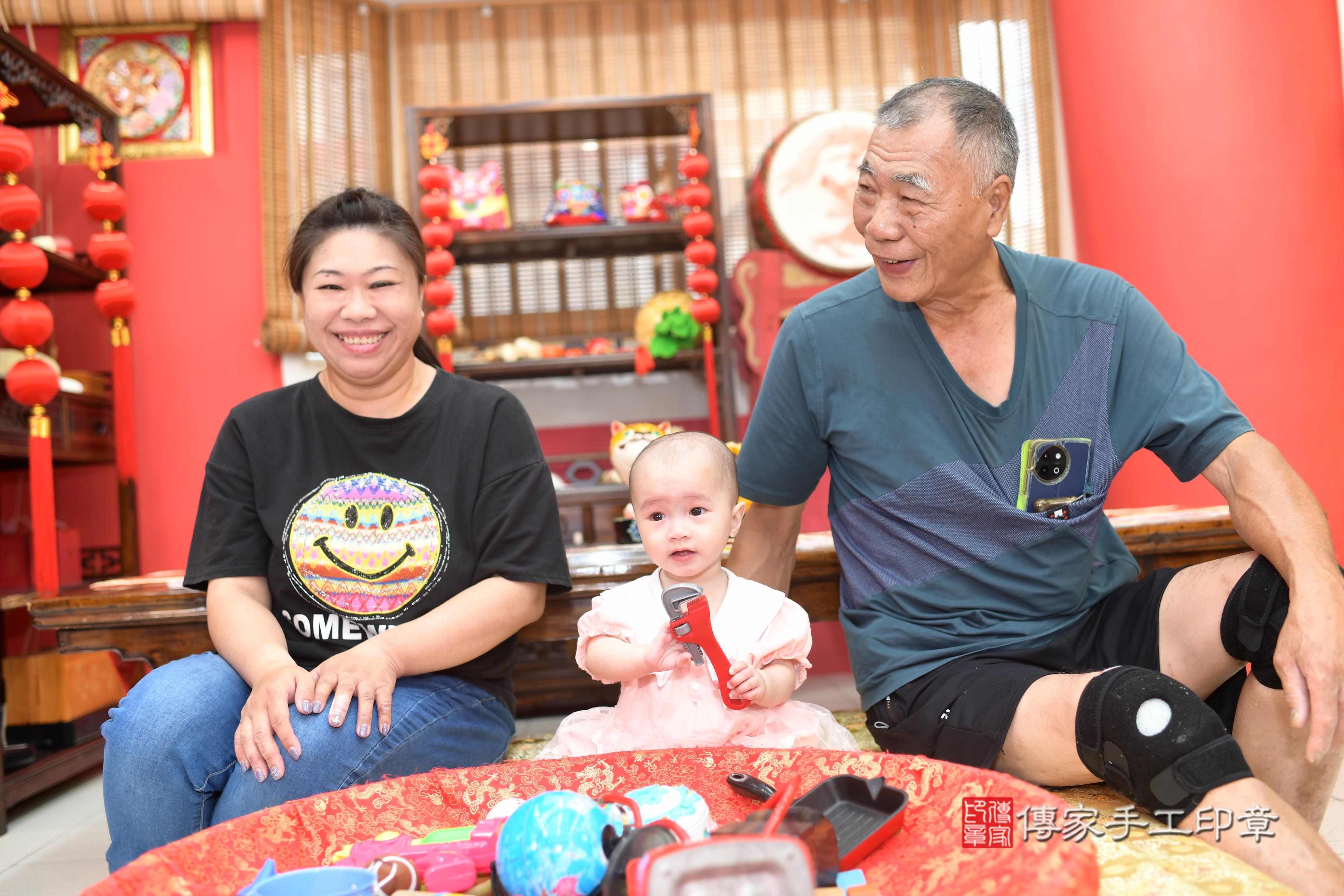傳家手工印章高雄店、抓周、度脺、中國風會場、傳家嬰兒古禮、吉祥話、抓周道具物品24種、拍照。抓周證書。寶寶抓周、滿周歲、生日快樂、祝福