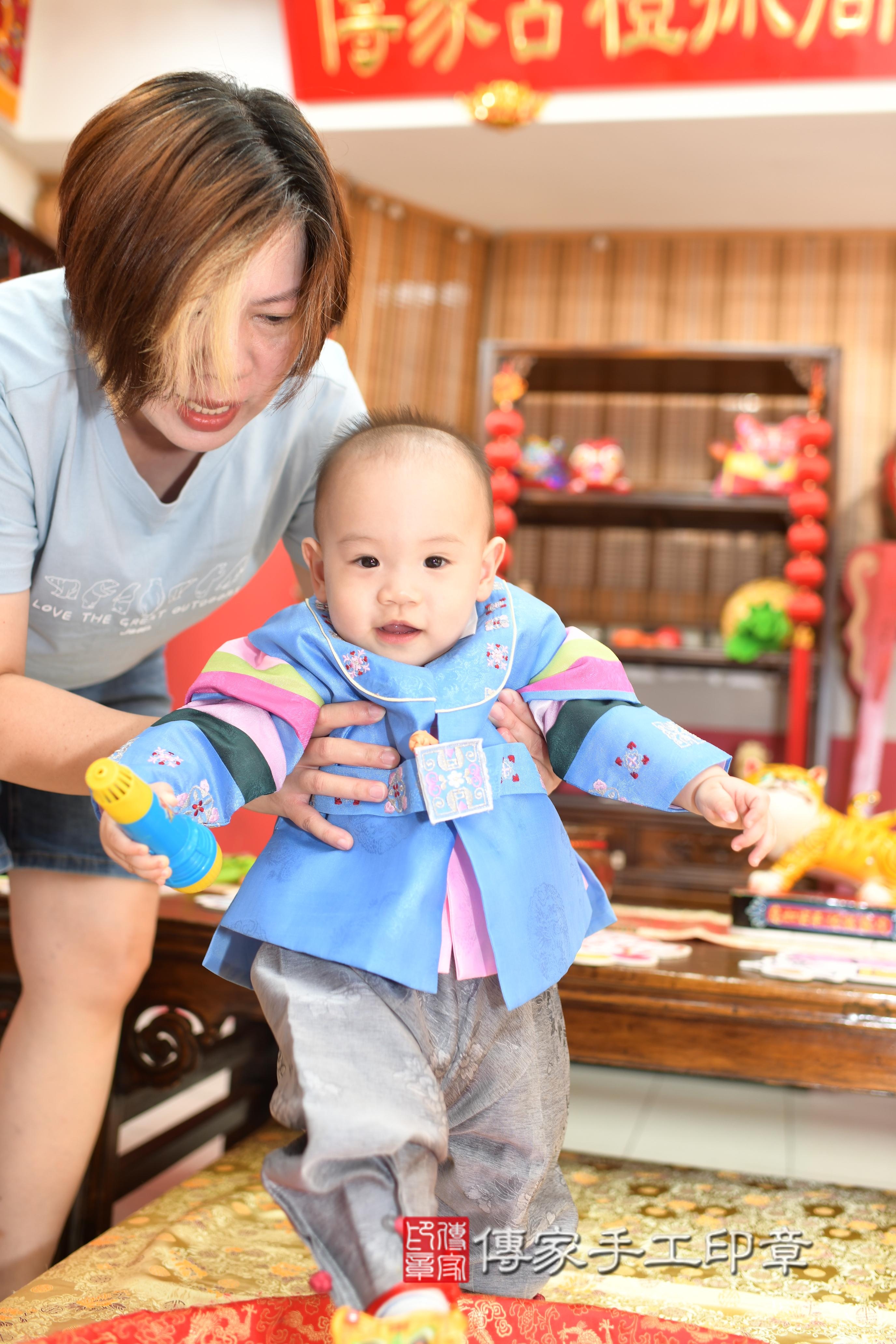 傳家手工印章高雄店、抓周、度脺、中國風會場、傳家嬰兒古禮、吉祥話、抓周道具物品24種、拍照。抓周證書。寶寶抓周、滿周歲、生日快樂、祝福