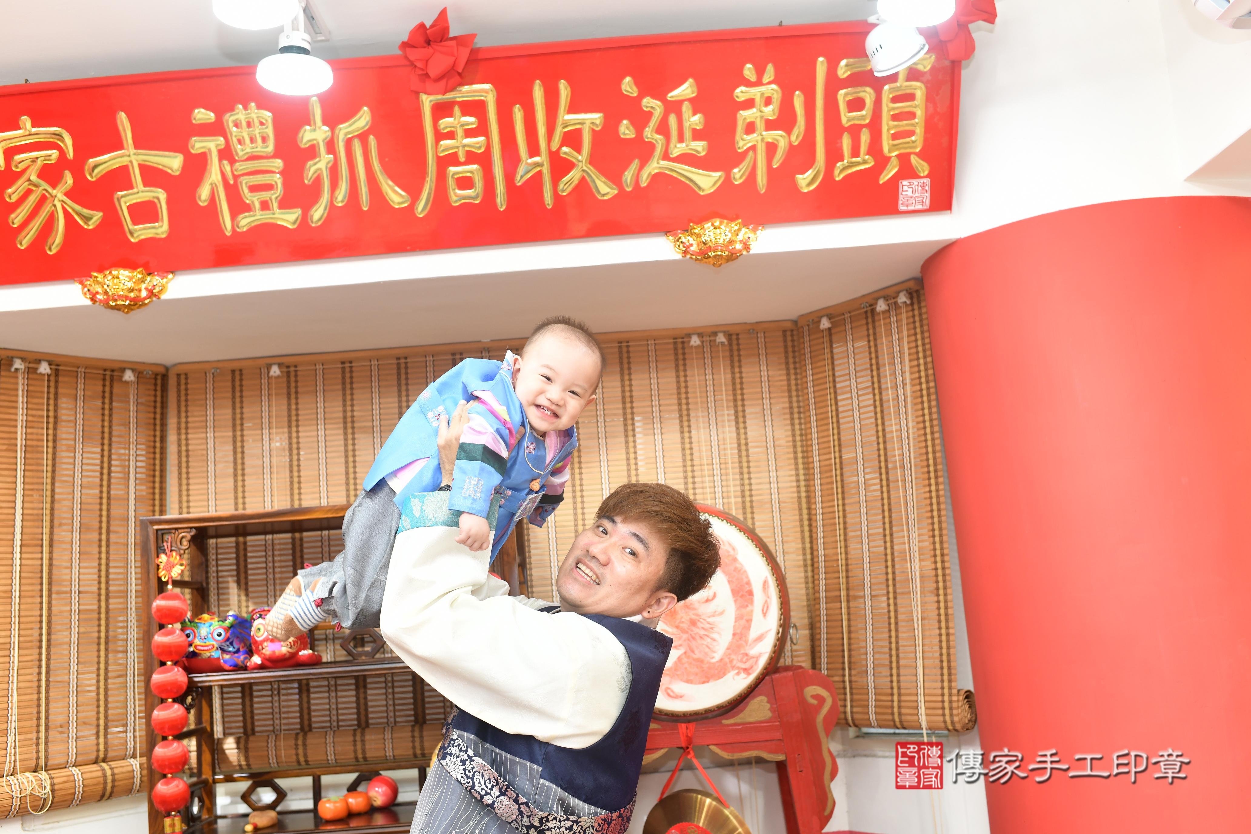 傳家手工印章高雄店、抓周、度脺、中國風會場、傳家嬰兒古禮、吉祥話、抓周道具物品24種、拍照。抓周證書。寶寶抓周、滿周歲、生日快樂、祝福