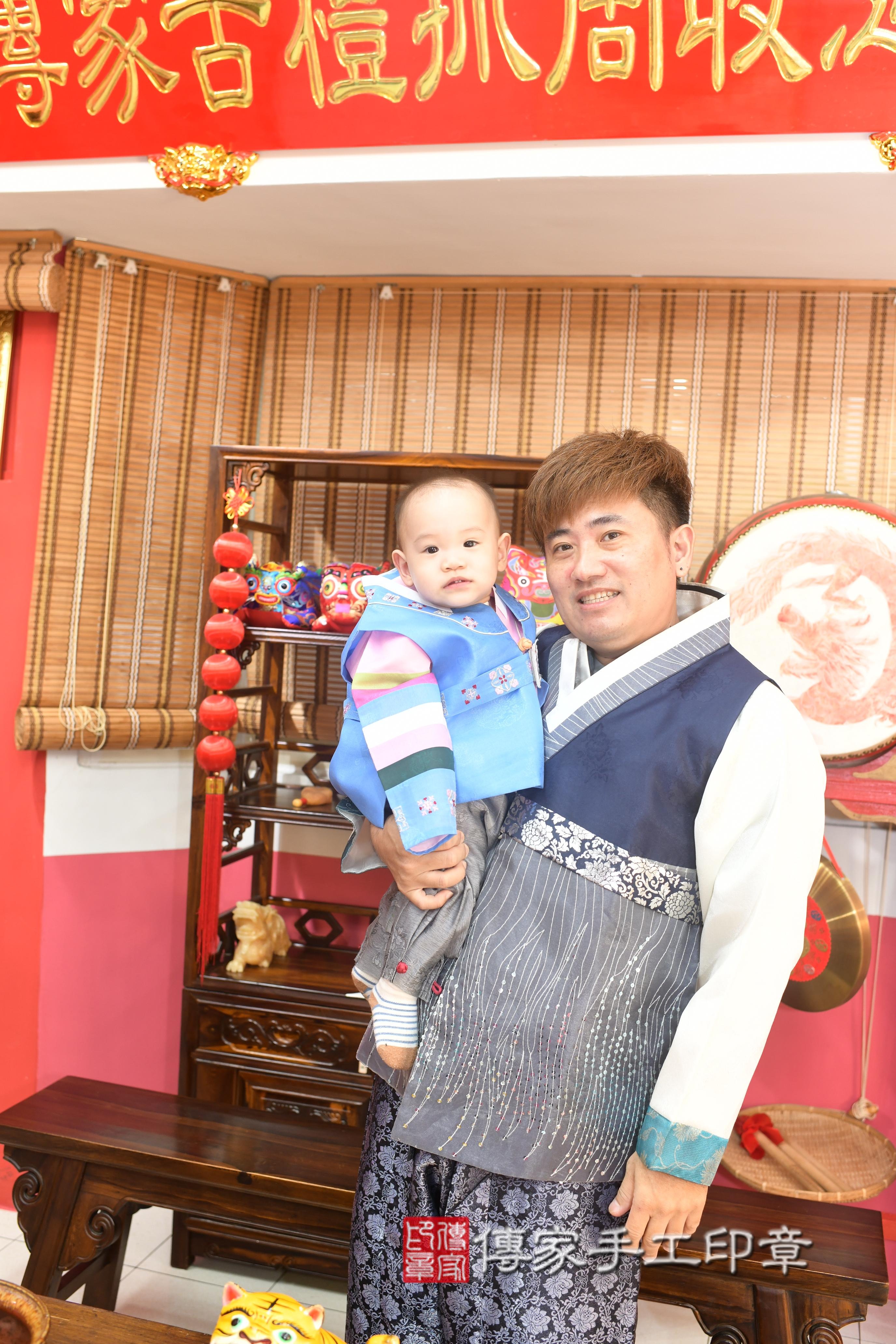 傳家手工印章高雄店、抓周、度脺、中國風會場、傳家嬰兒古禮、吉祥話、抓周道具物品24種、拍照。抓周證書。寶寶抓周、滿周歲、生日快樂、祝福