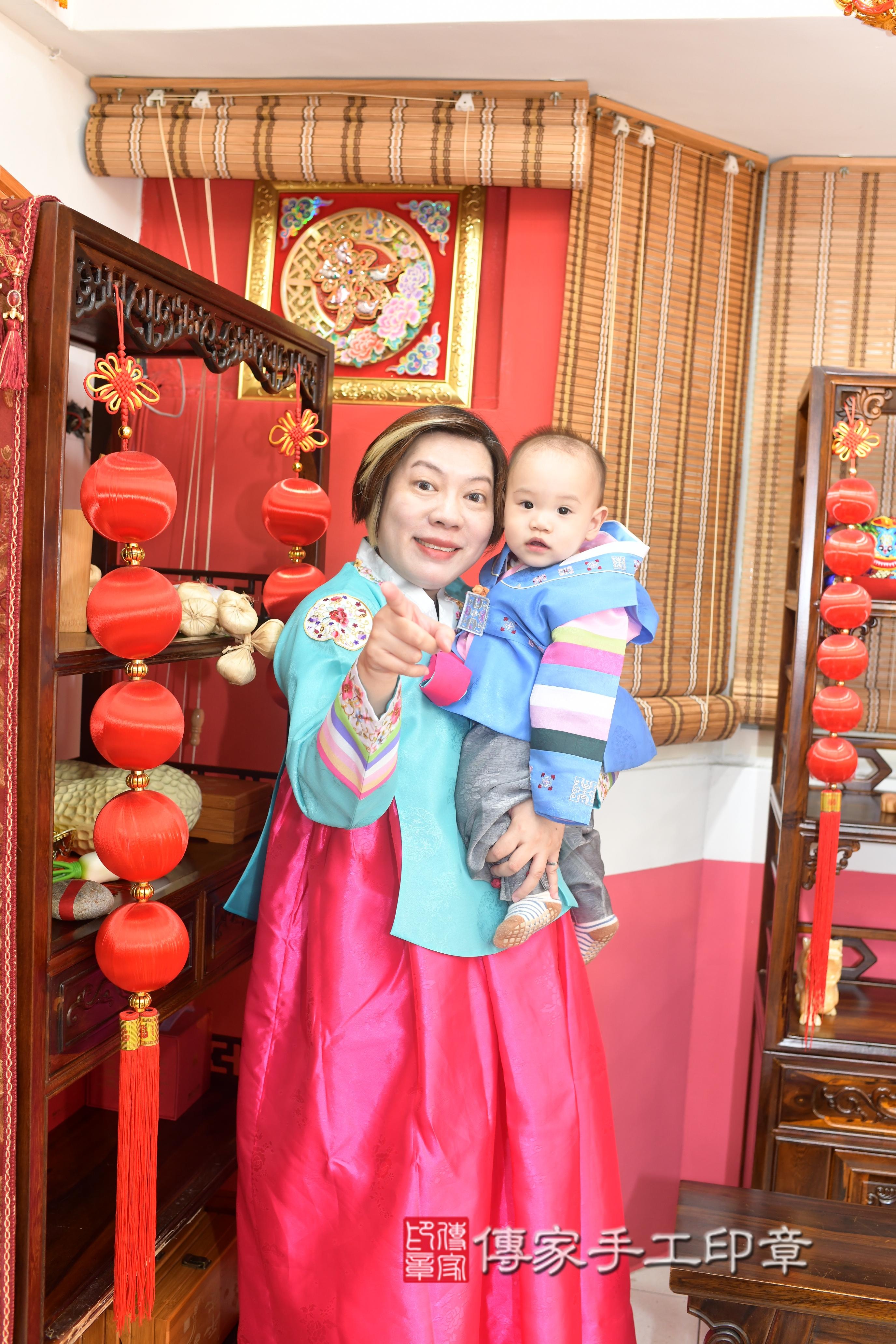 傳家手工印章高雄店、抓周、度脺、中國風會場、傳家嬰兒古禮、吉祥話、抓周道具物品24種、拍照。抓周證書。寶寶抓周、滿周歲、生日快樂、祝福