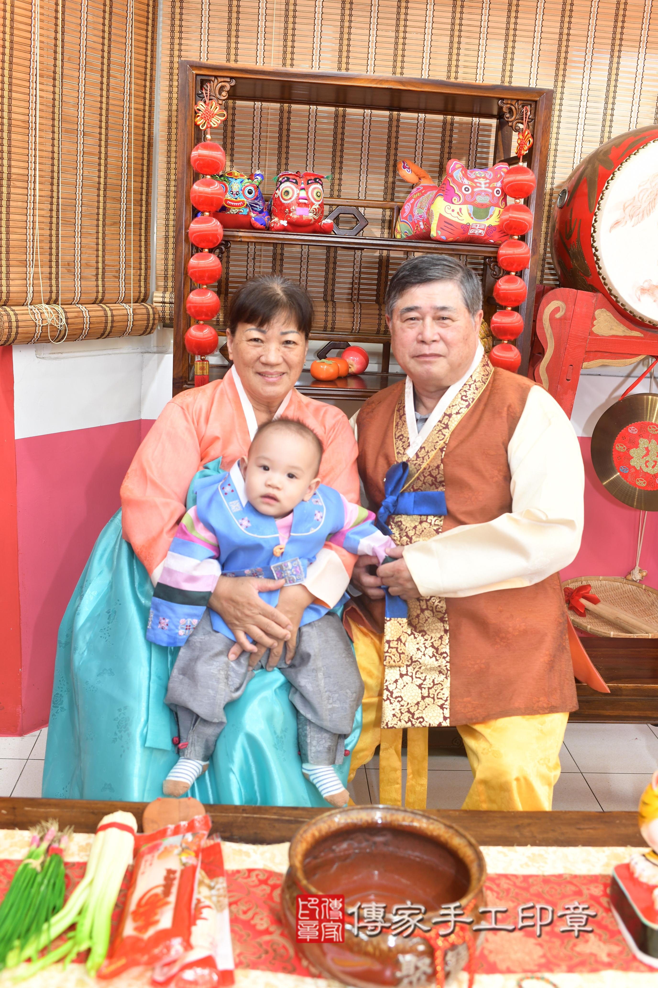 傳家手工印章高雄店、抓周、度脺、中國風會場、傳家嬰兒古禮、吉祥話、抓周道具物品24種、拍照。抓周證書。寶寶抓周、滿周歲、生日快樂、祝福