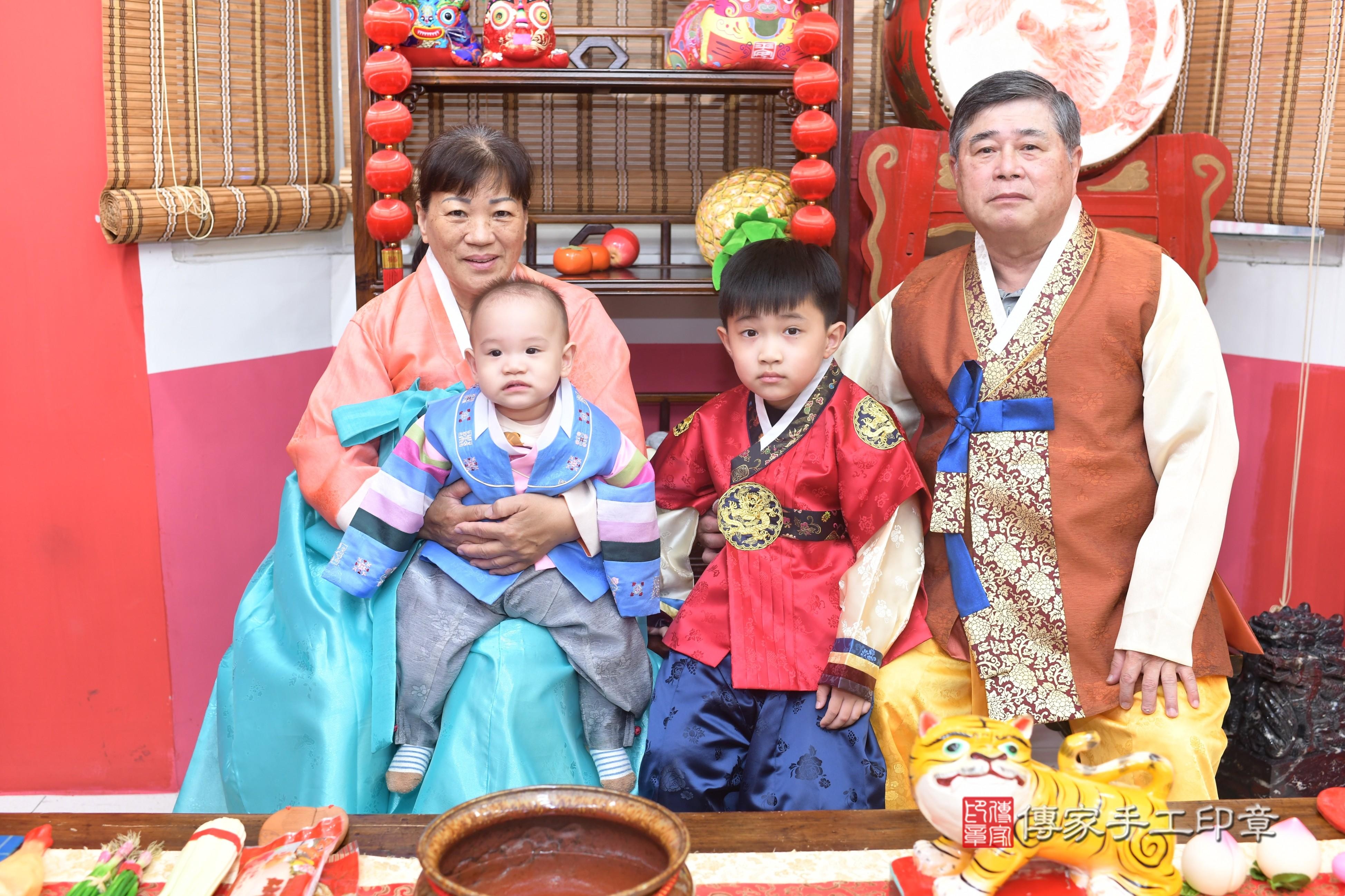 傳家手工印章高雄店、抓周、度脺、中國風會場、傳家嬰兒古禮、吉祥話、抓周道具物品24種、拍照。抓周證書。寶寶抓周、滿周歲、生日快樂、祝福