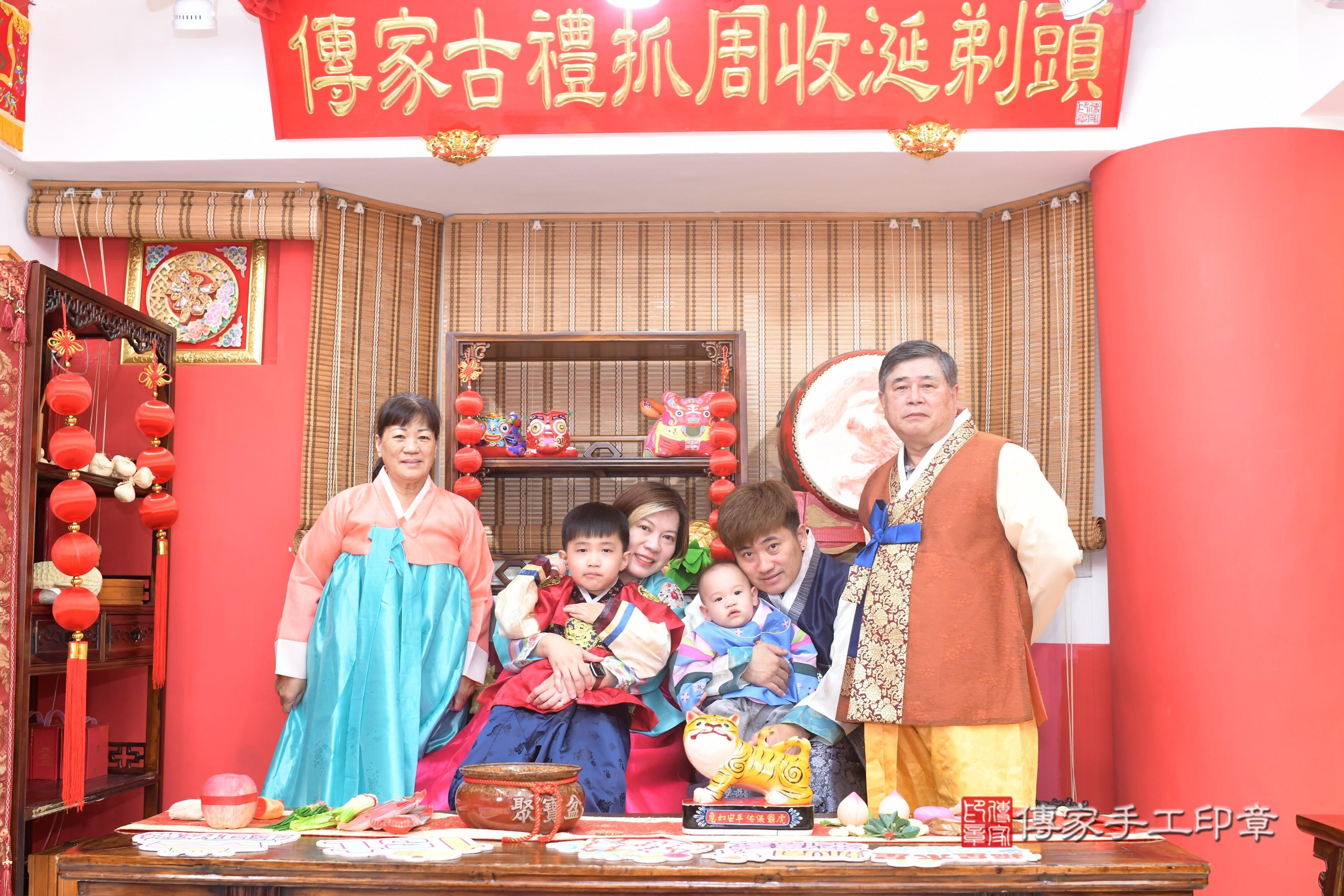傳家手工印章高雄店、抓周、度脺、中國風會場、傳家嬰兒古禮、吉祥話、抓周道具物品24種、拍照。抓周證書。寶寶抓周、滿周歲、生日快樂、祝福