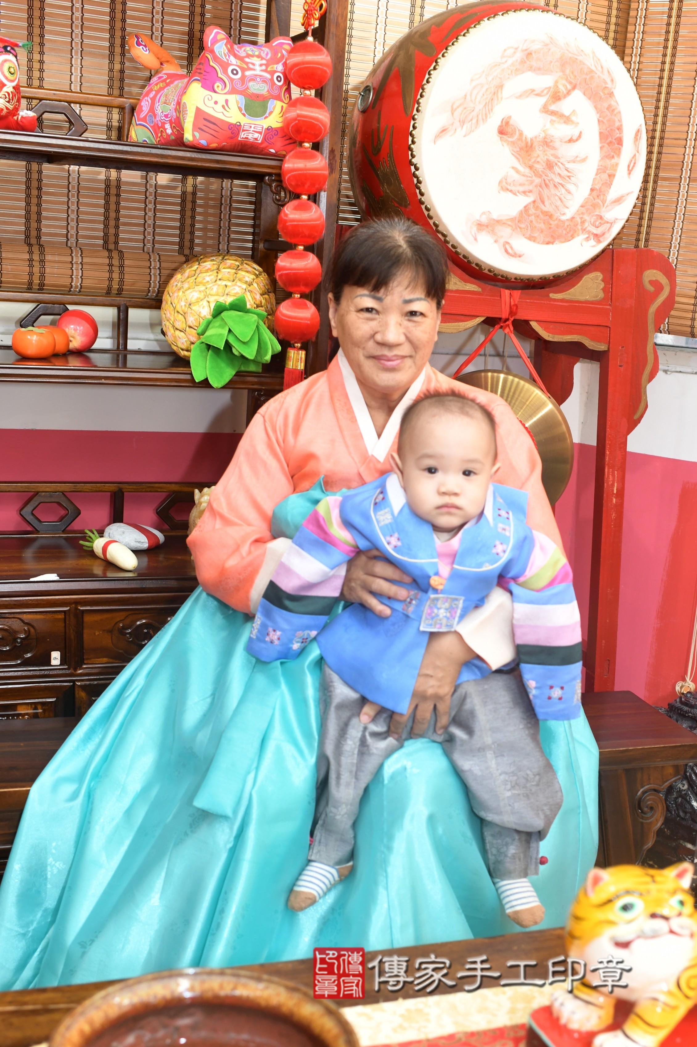 傳家手工印章高雄店、抓周、度脺、中國風會場、傳家嬰兒古禮、吉祥話、抓周道具物品24種、拍照。抓周證書。寶寶抓周、滿周歲、生日快樂、祝福