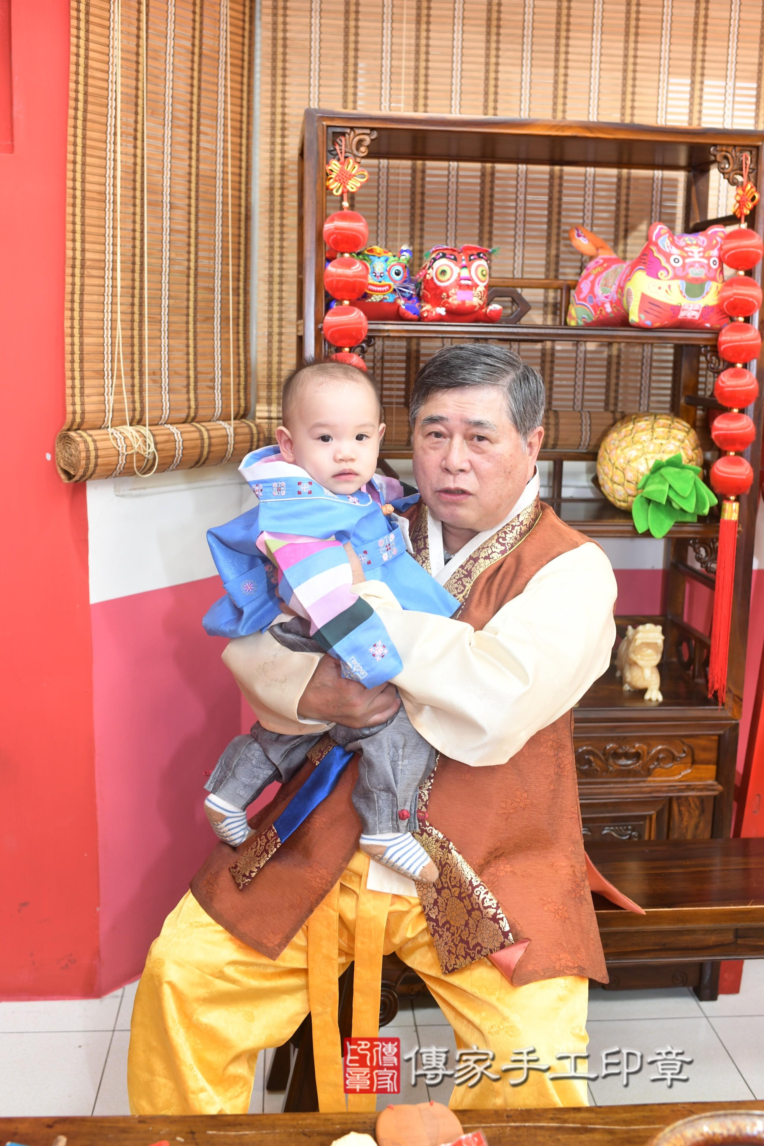 傳家手工印章高雄店、抓周、度脺、中國風會場、傳家嬰兒古禮、吉祥話、抓周道具物品24種、拍照。抓周證書。寶寶抓周、滿周歲、生日快樂、祝福