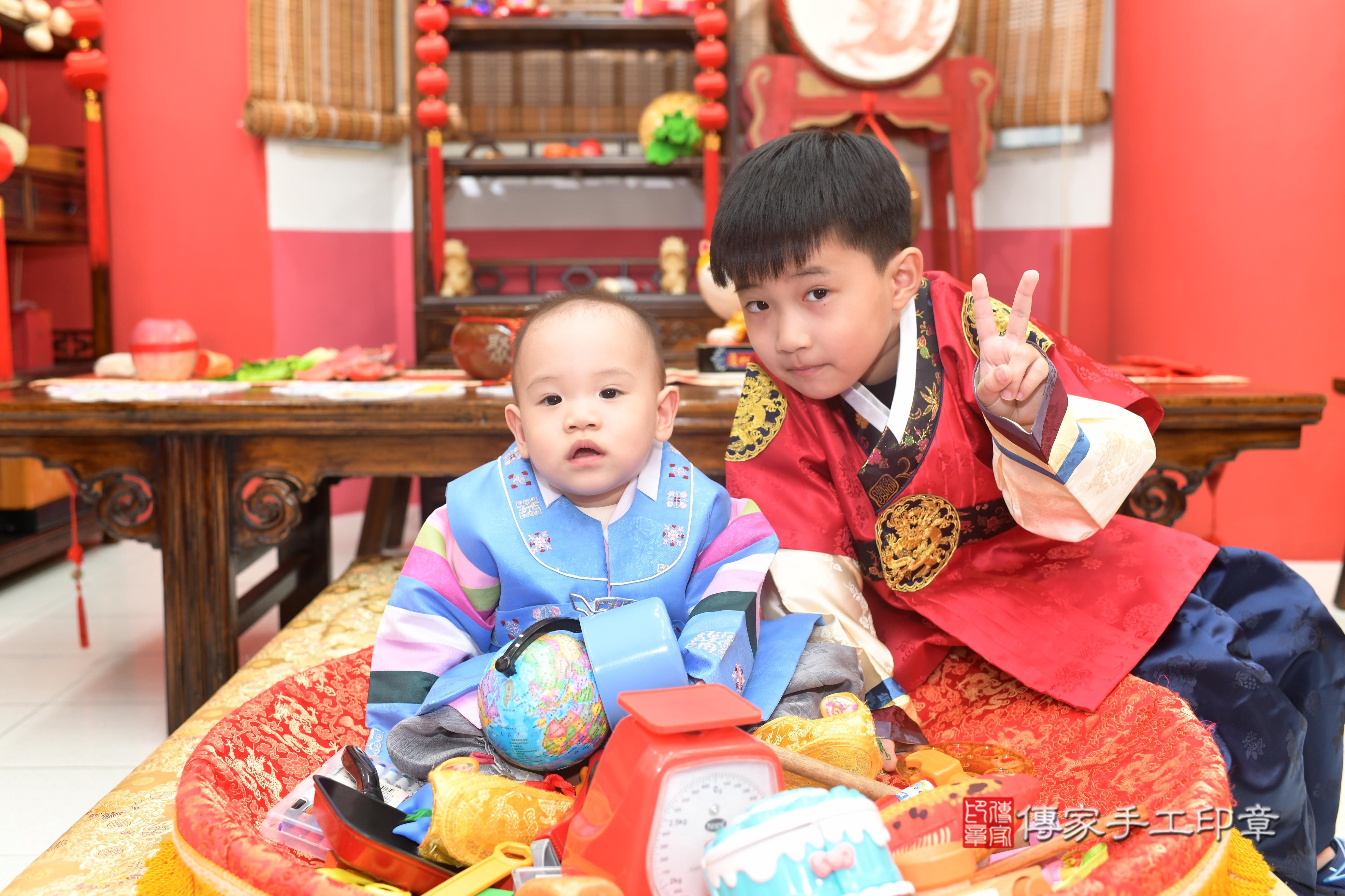 傳家手工印章高雄店、抓周、度脺、中國風會場、傳家嬰兒古禮、吉祥話、抓周道具物品24種、拍照。抓周證書。寶寶抓周、滿周歲、生日快樂、祝福